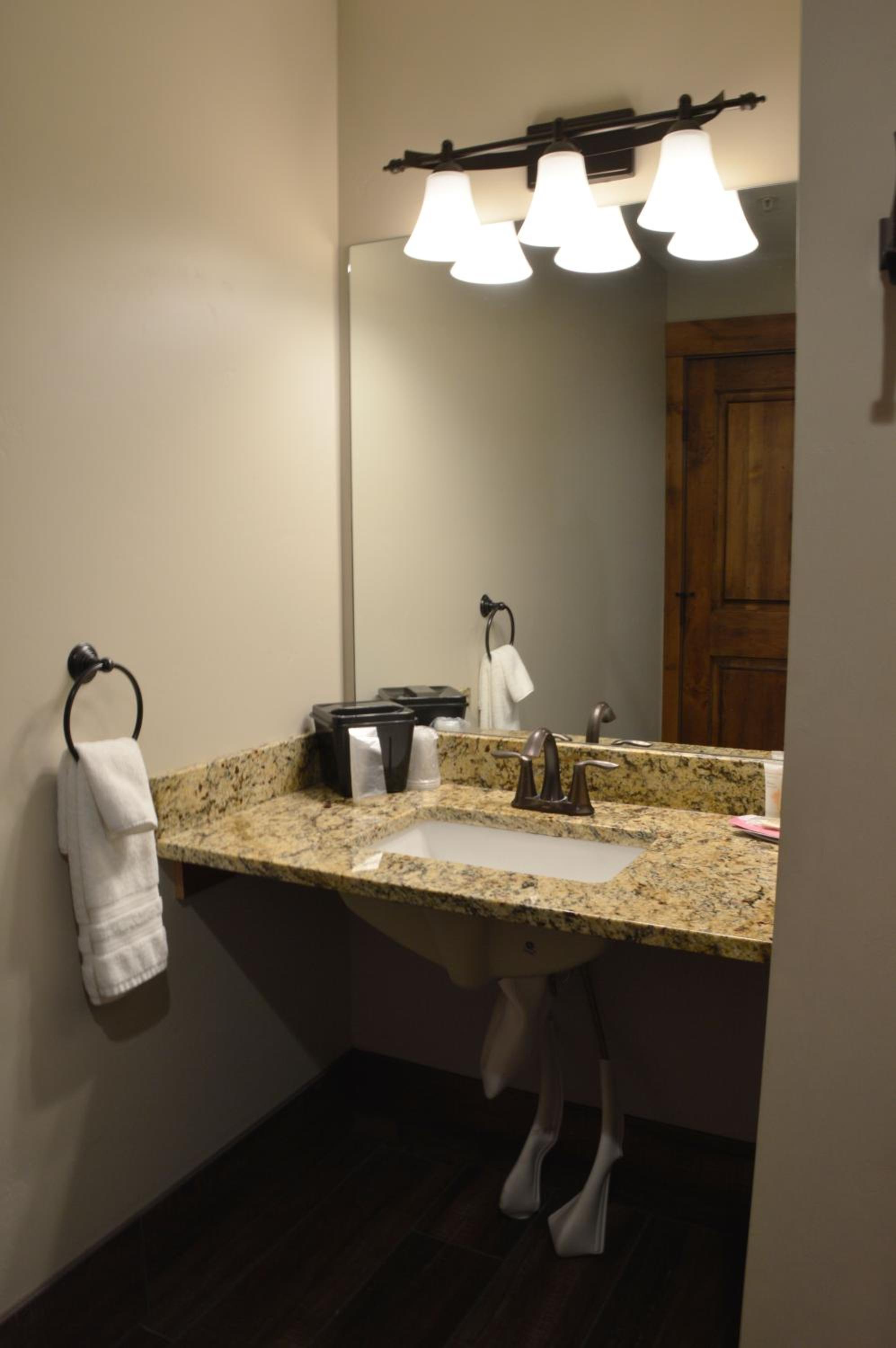 Deluxe Queen Room - Photo 2