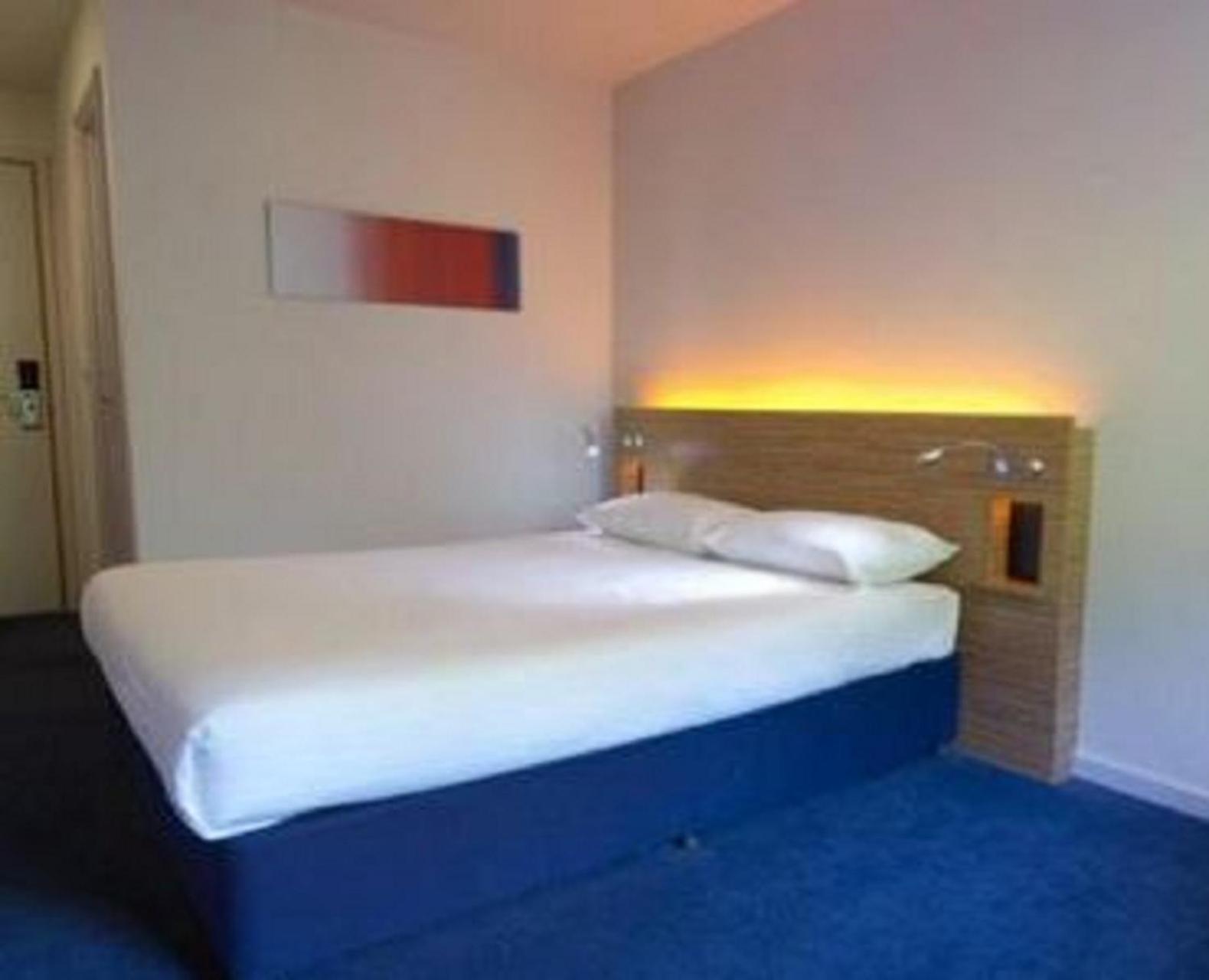 Club Double Room Without a Window - Photo 3
