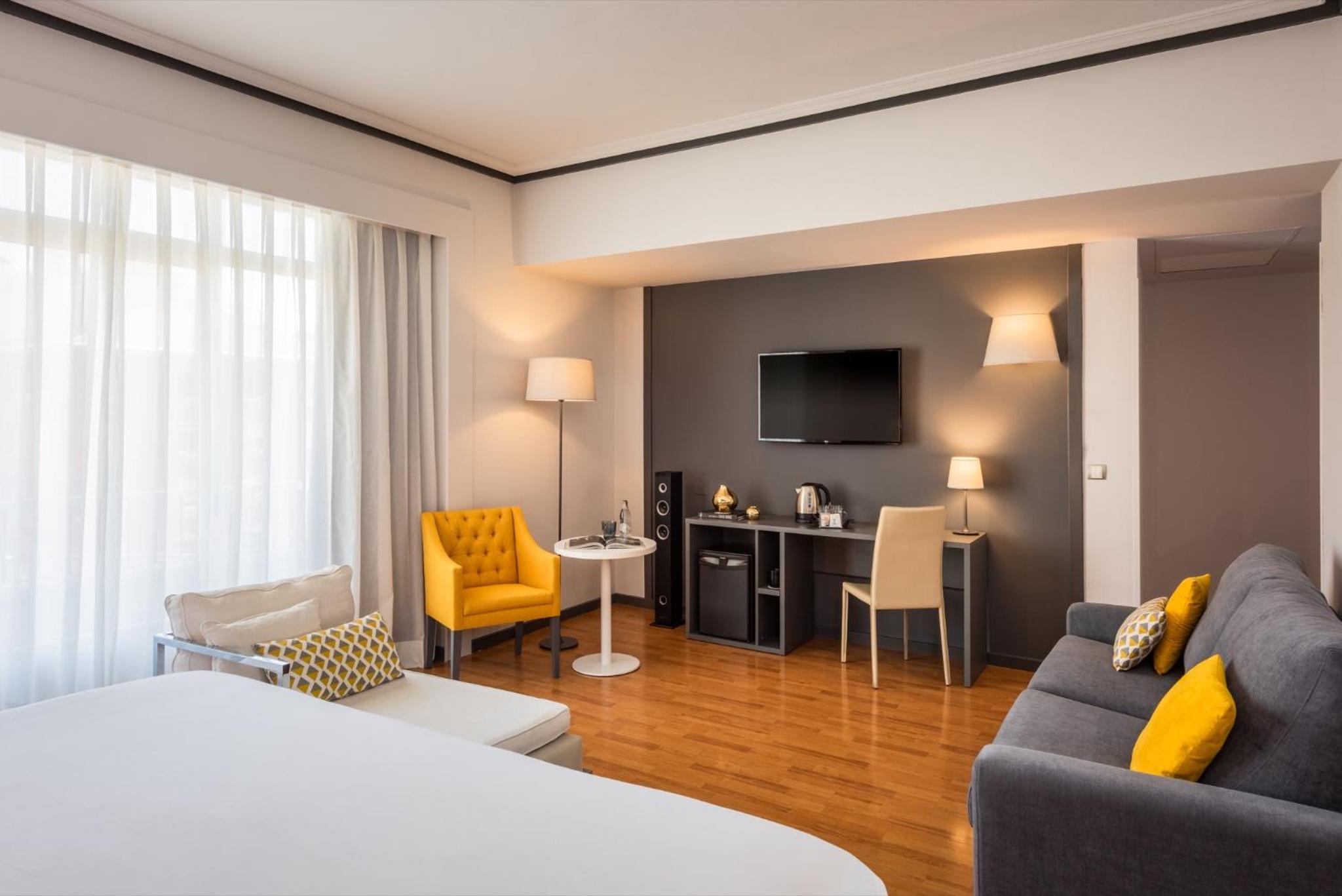 Premium King Room - Photo 4