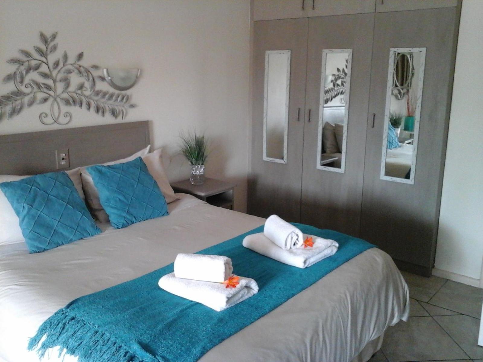 Queen Room with Balcony - Photo 4