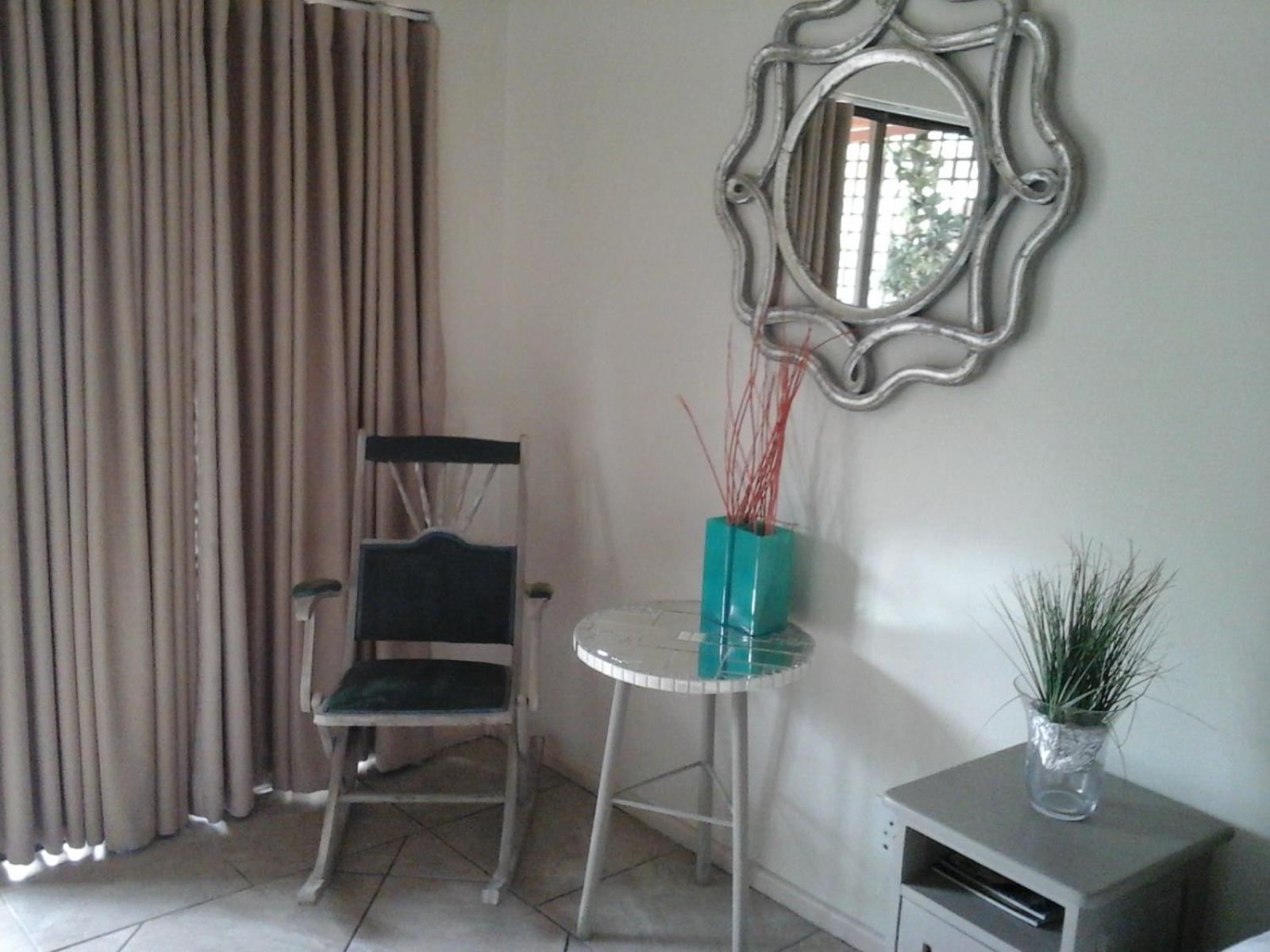 Queen Room with Balcony - Photo 2