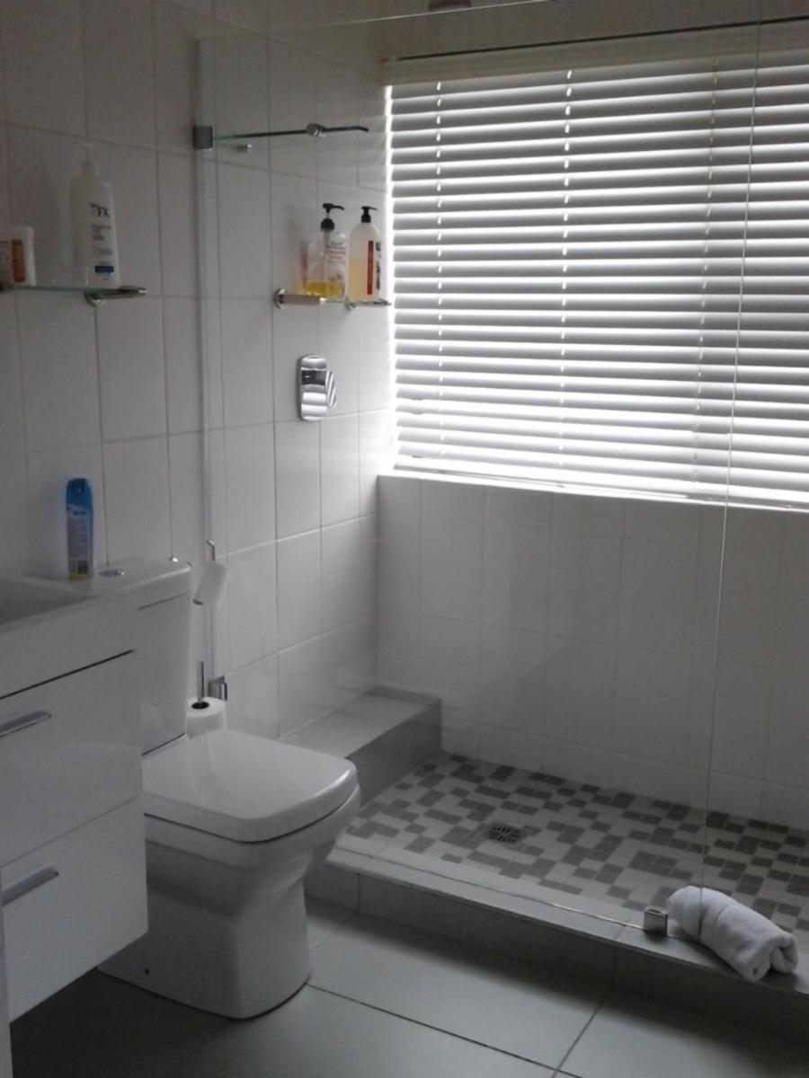 Double Room with Balcony - Photo 8