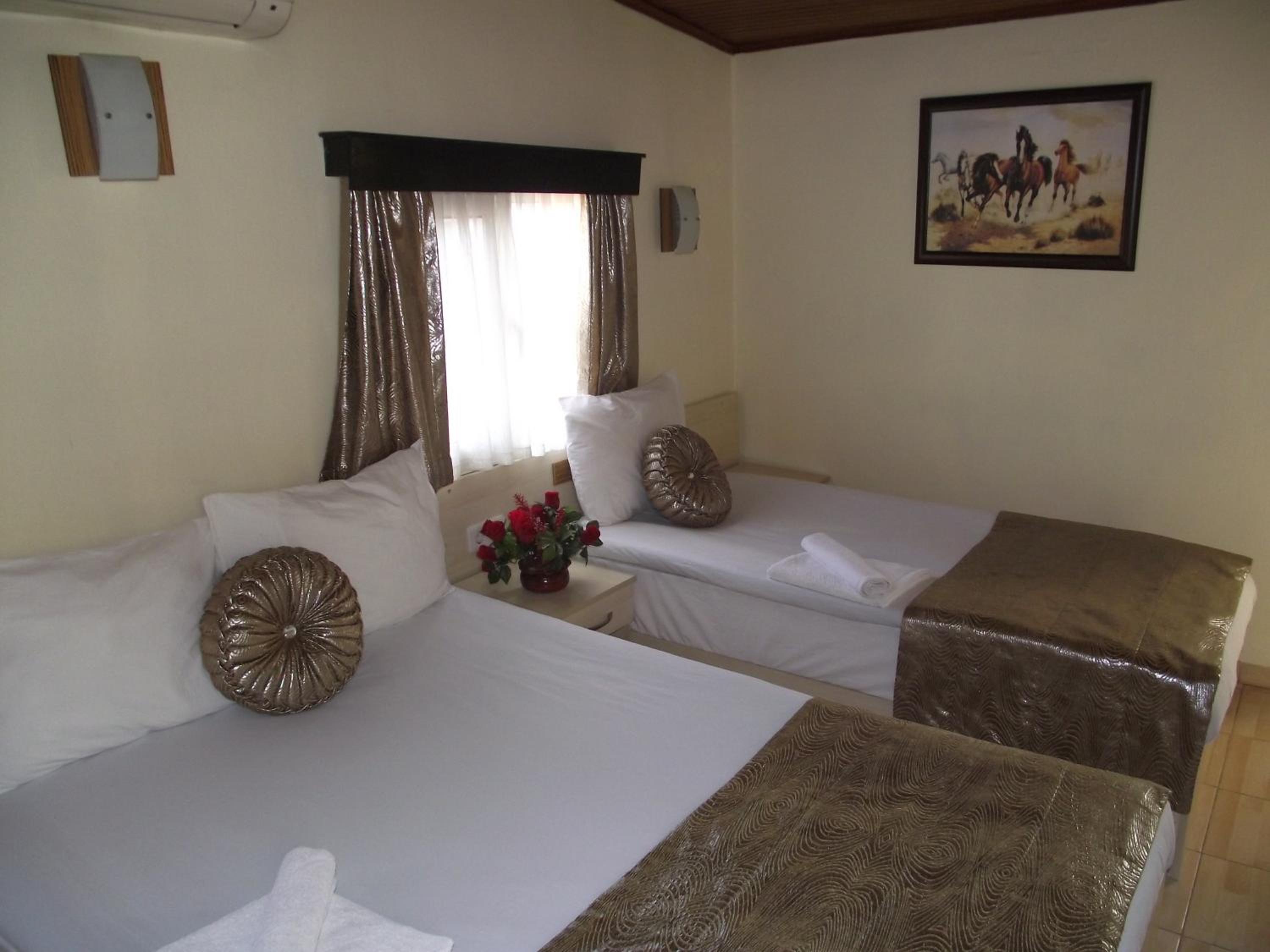 Economy Triple Room - Photo 7