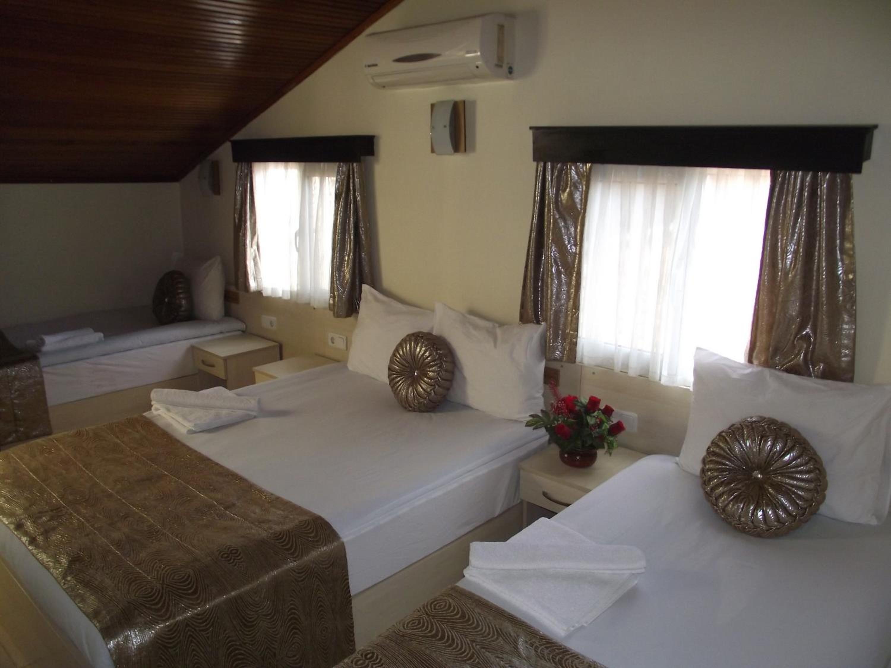 Economy Triple Room - Photo 2