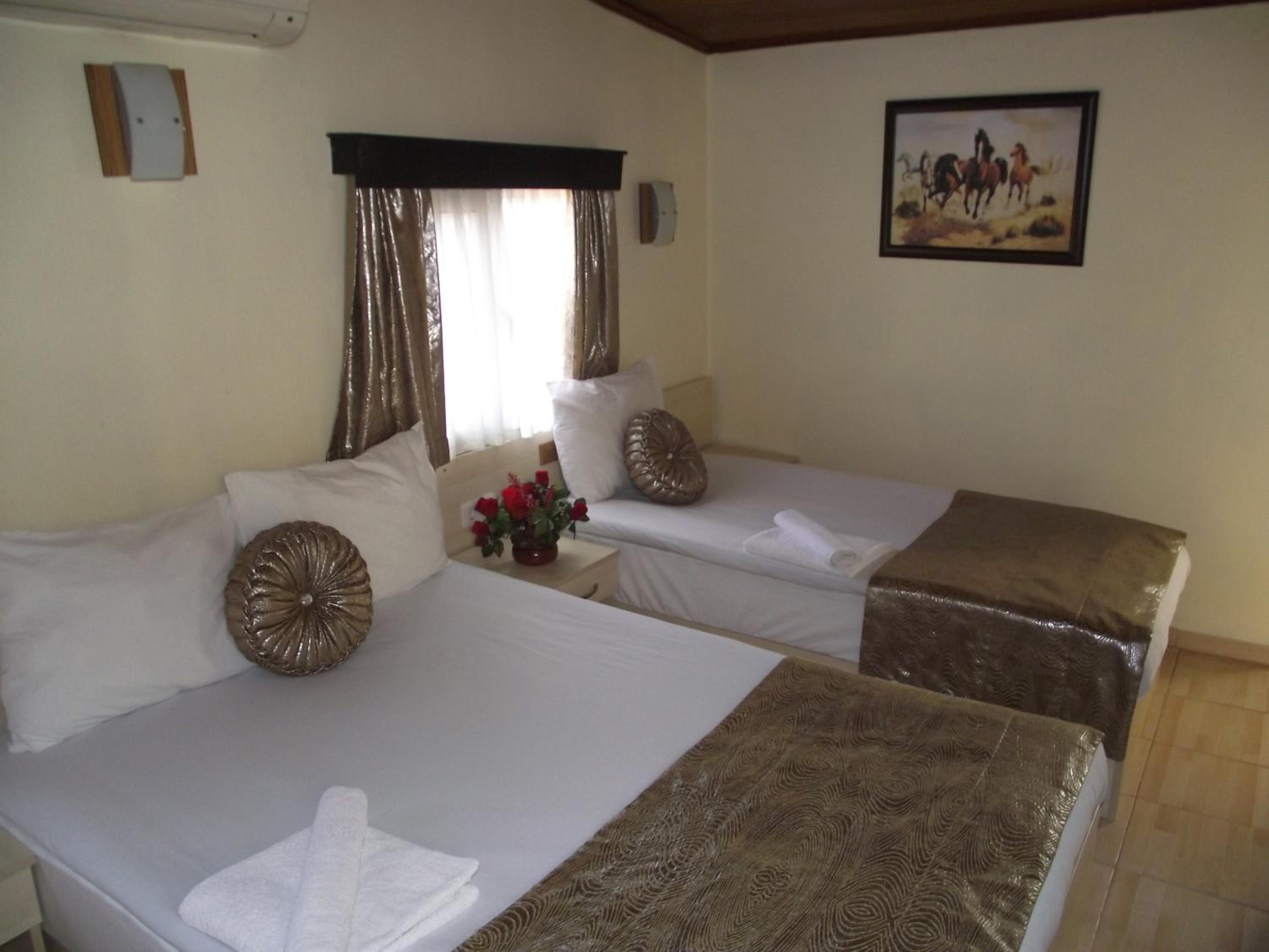 Economy Triple Room - Photo 3