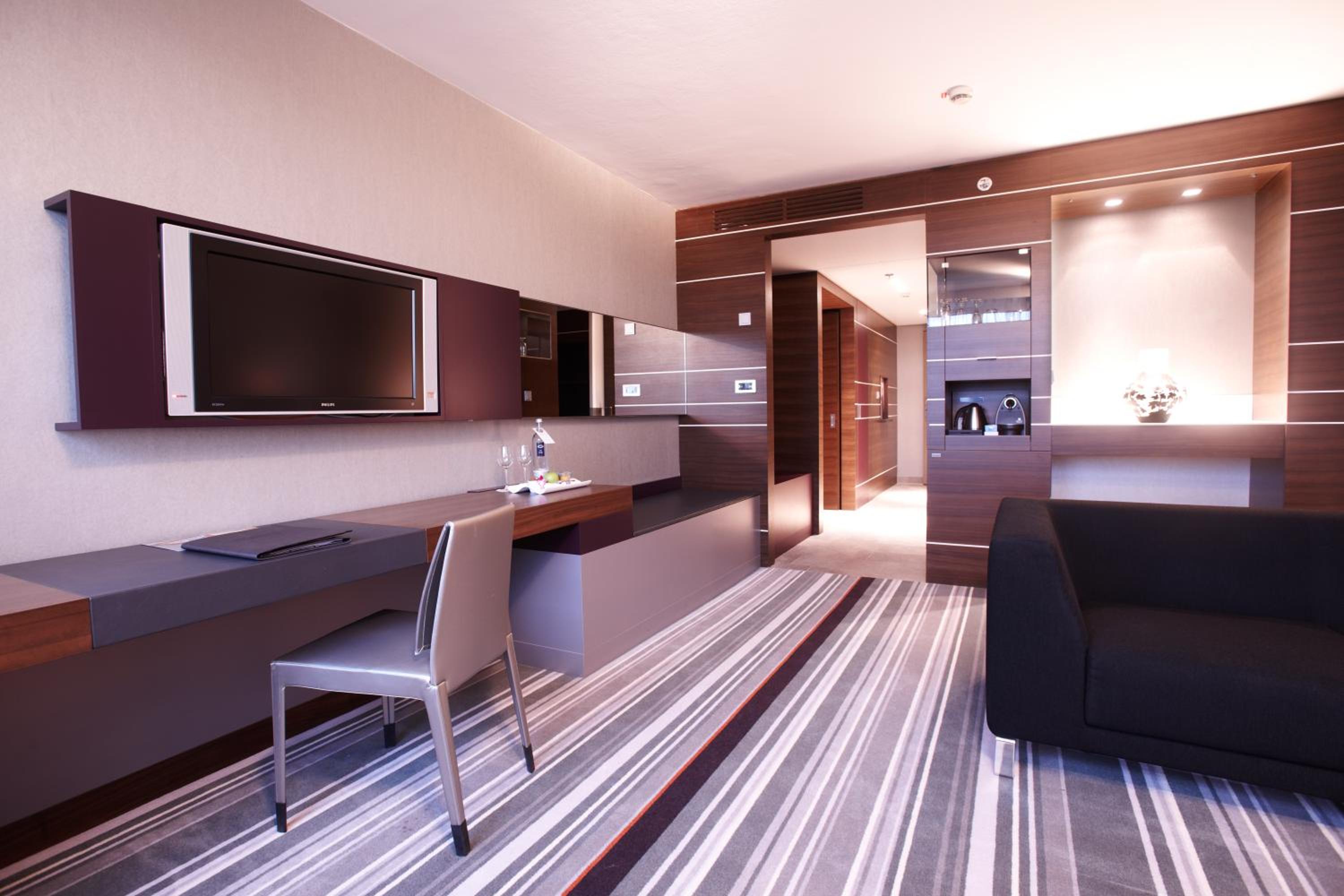Executive Suite - Photo 3