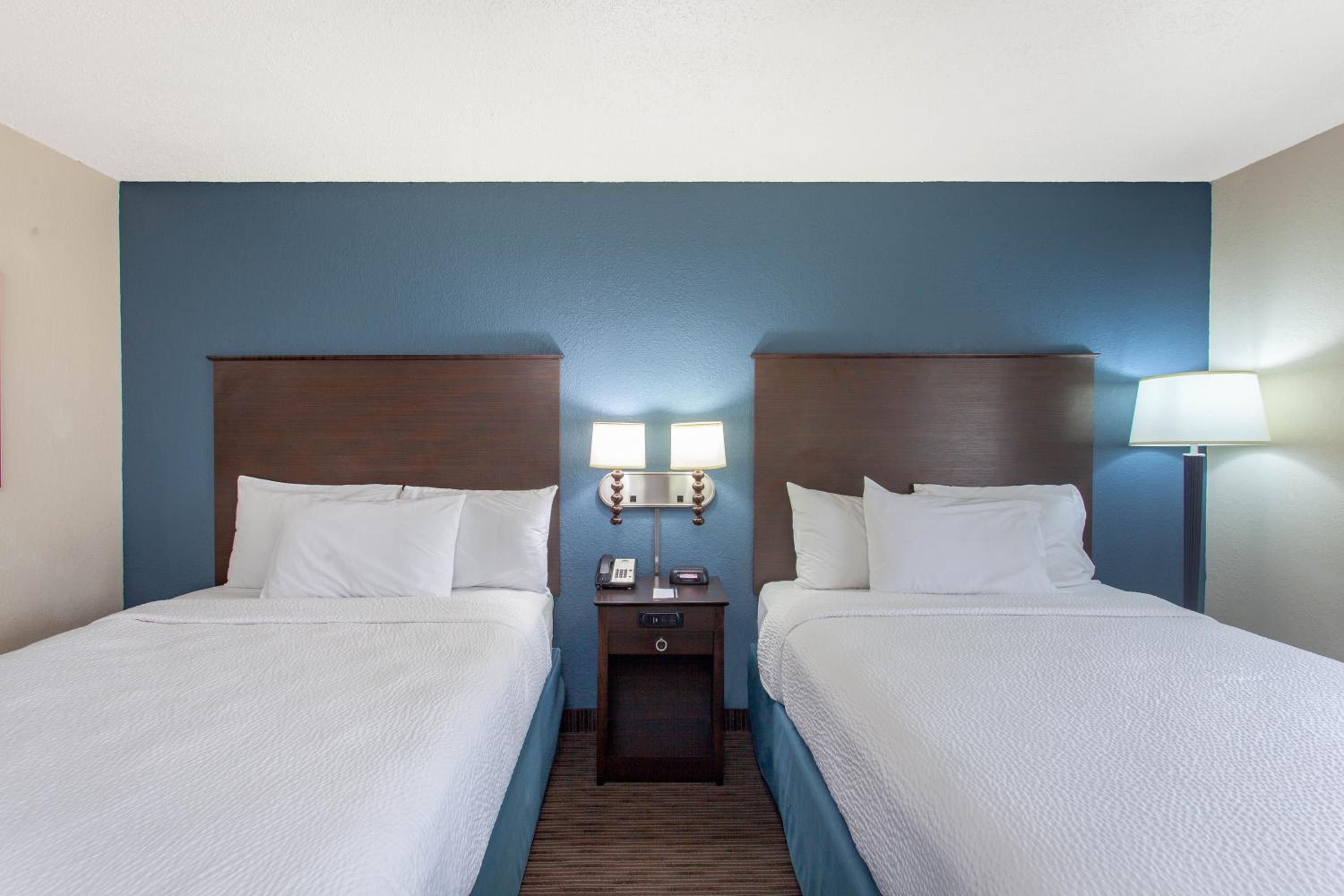 Queen Room with Two Queen Beds - Non-Smoking - Photo 8