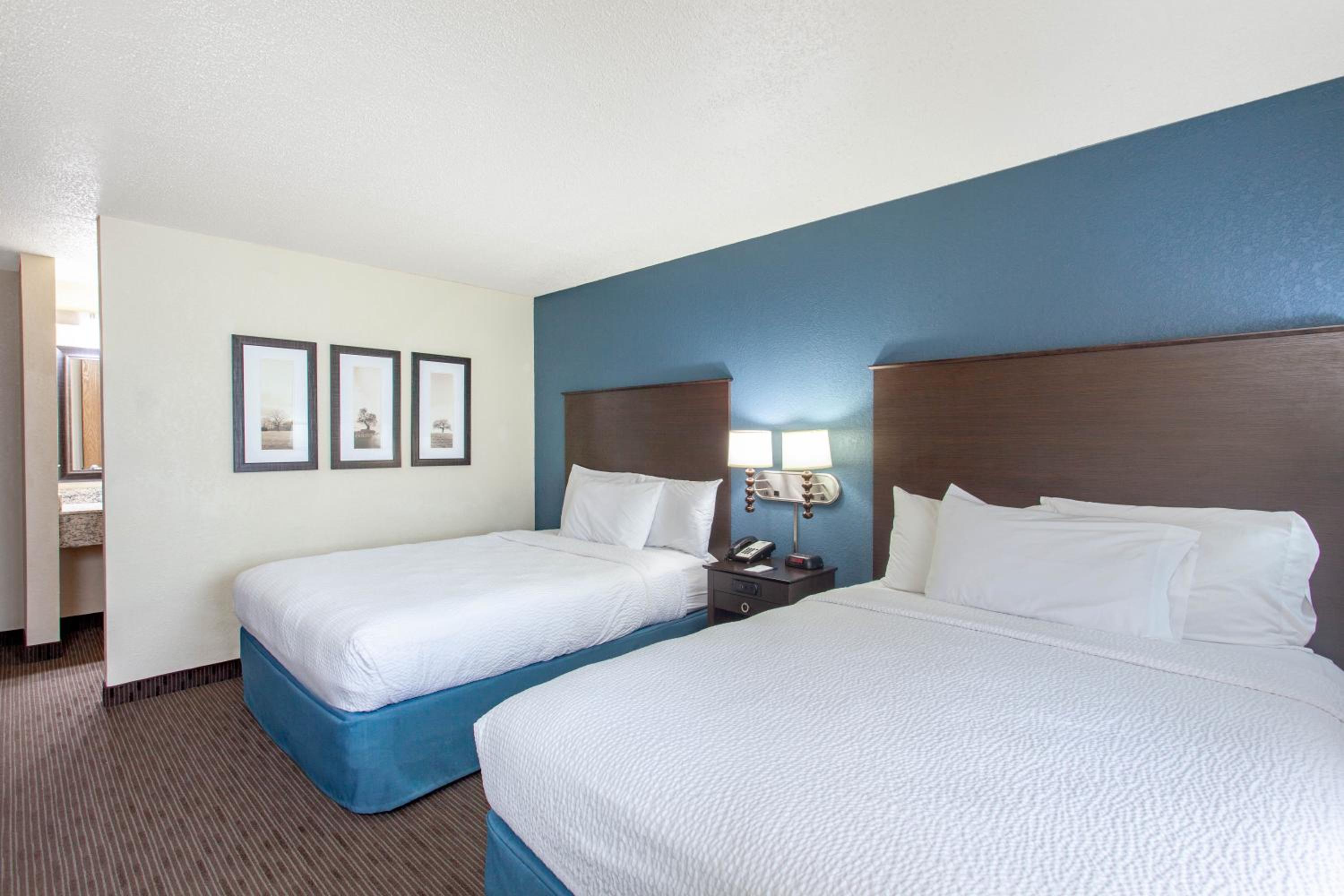 Queen Room with Two Queen Beds - Non-Smoking - Photo 9