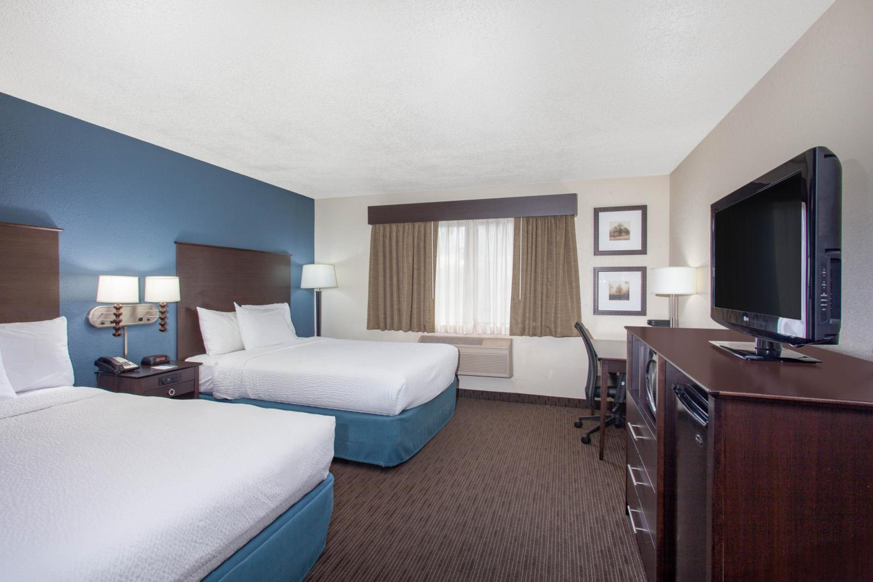 Queen Room with Two Queen Beds - Non-Smoking - Photo 6