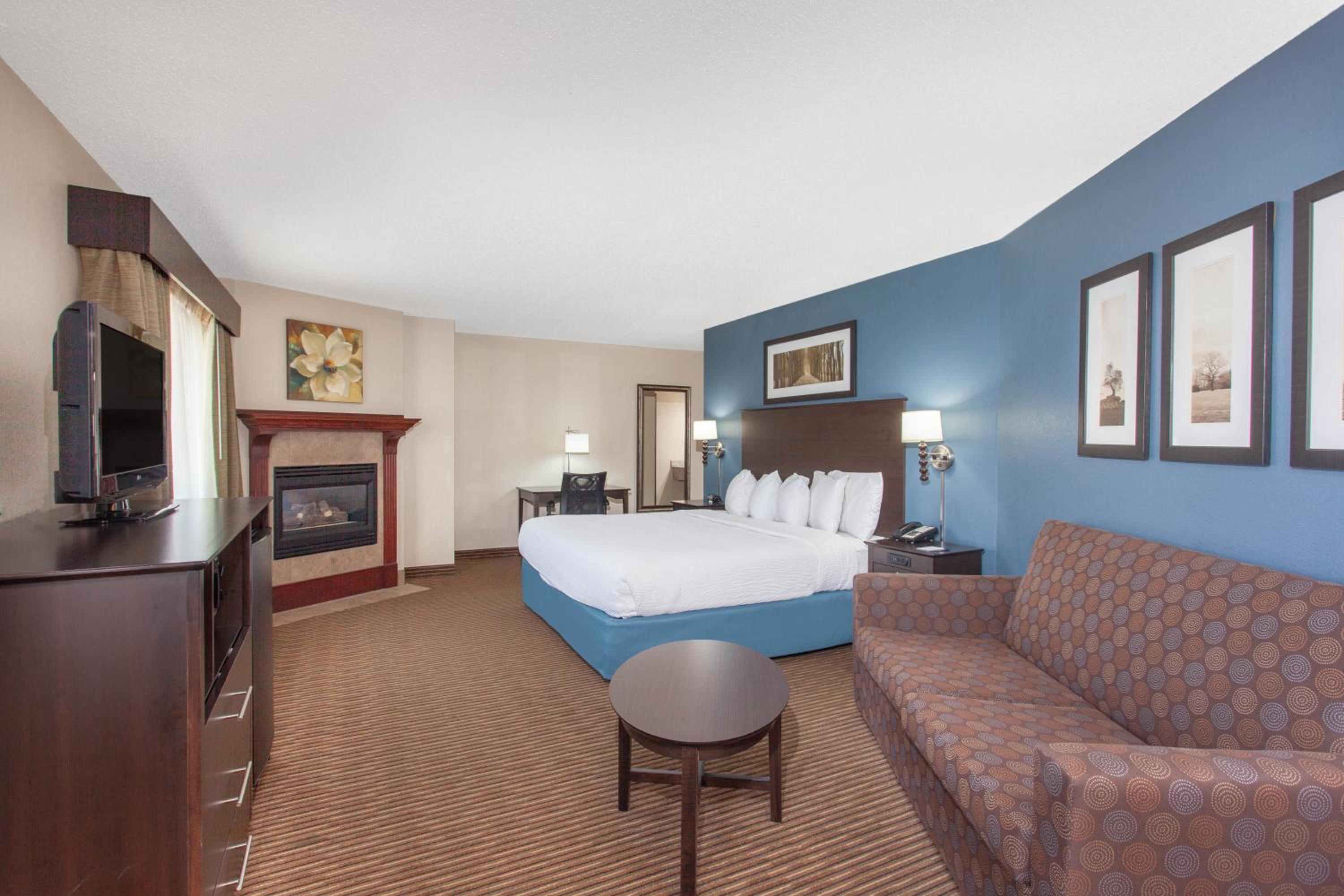 One-Bedroom King Suite - Non-Smoking - Photo 4