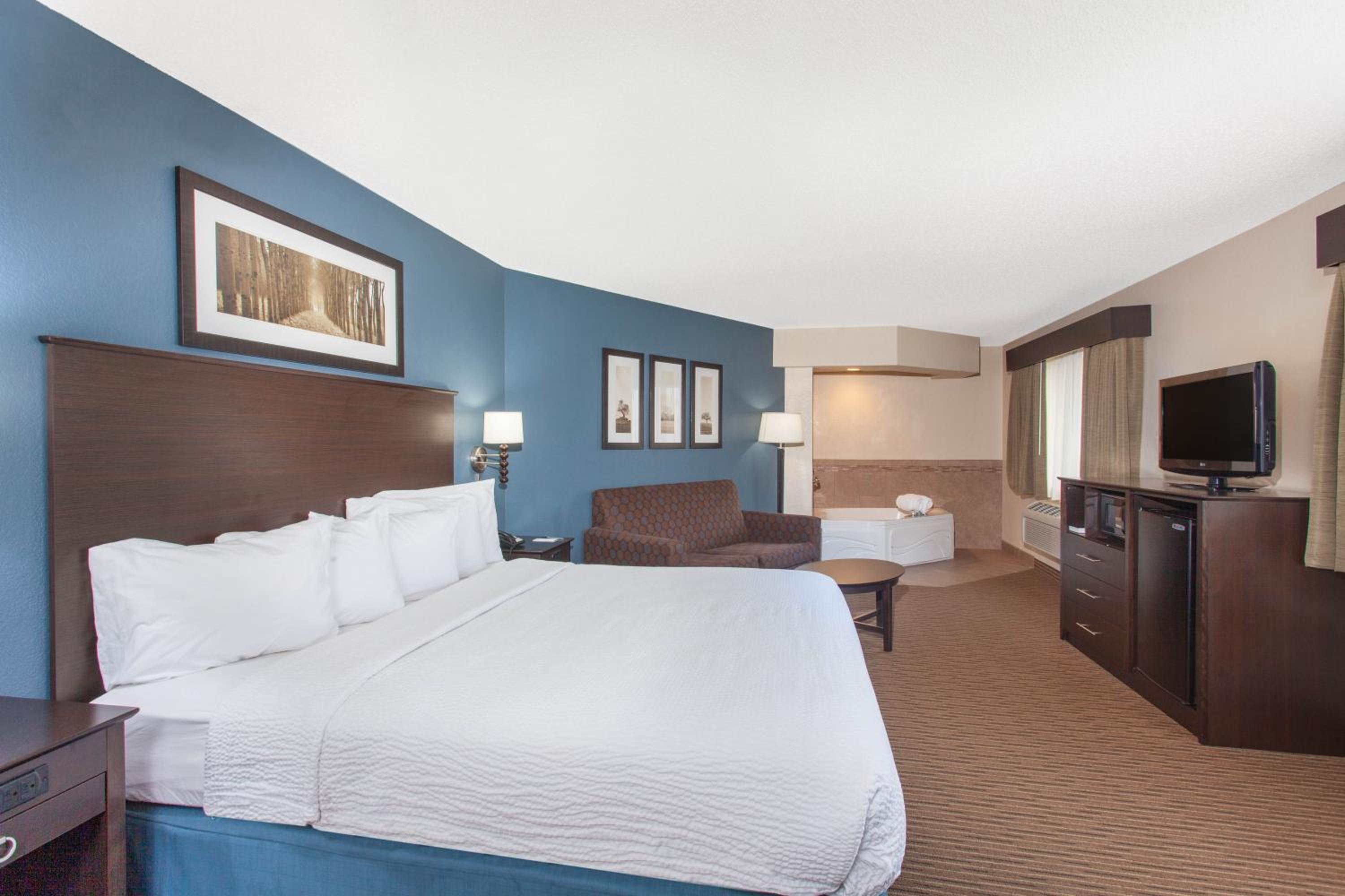 One-Bedroom King Suite - Non-Smoking - Photo 5