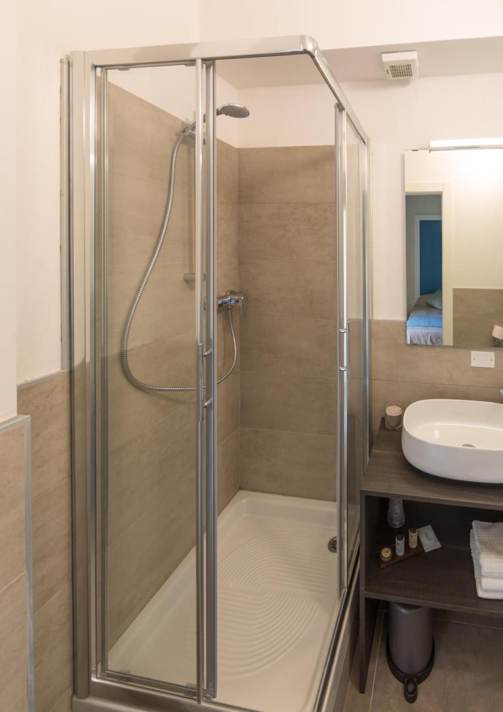 Standard Double or Twin Room with Balcony - Photo 2