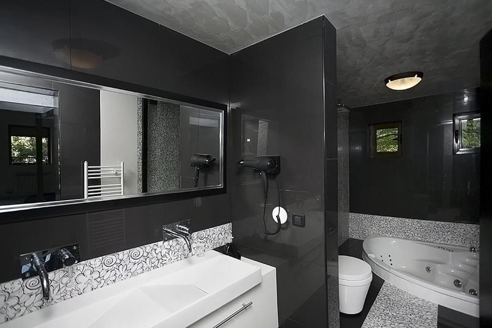Deluxe Junior Suite with Balcony and City View - Photo 4
