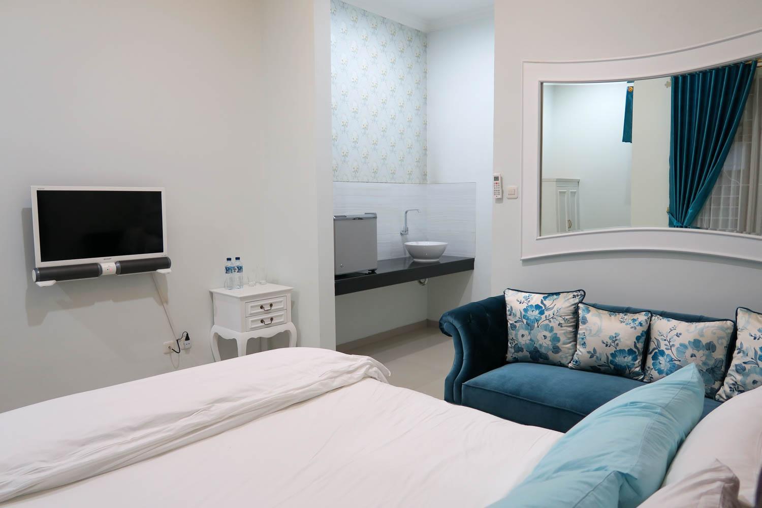 Deluxe Queen Room - Photo 13