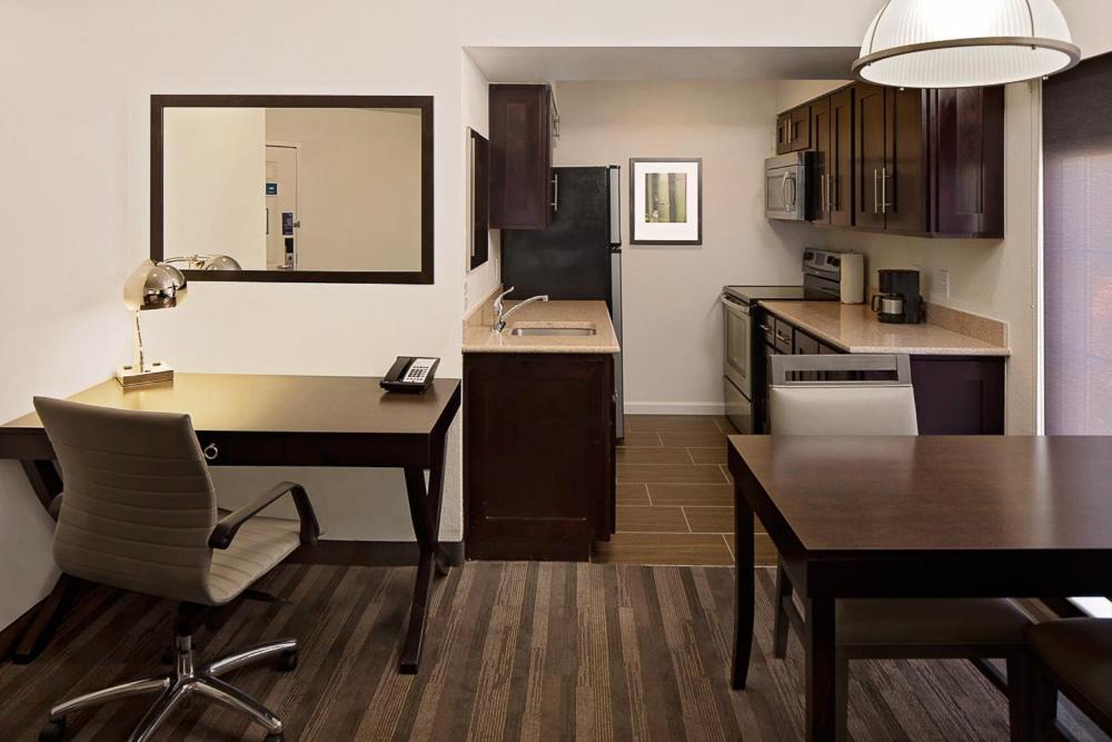One-Bedroom King Suite - Photo 4