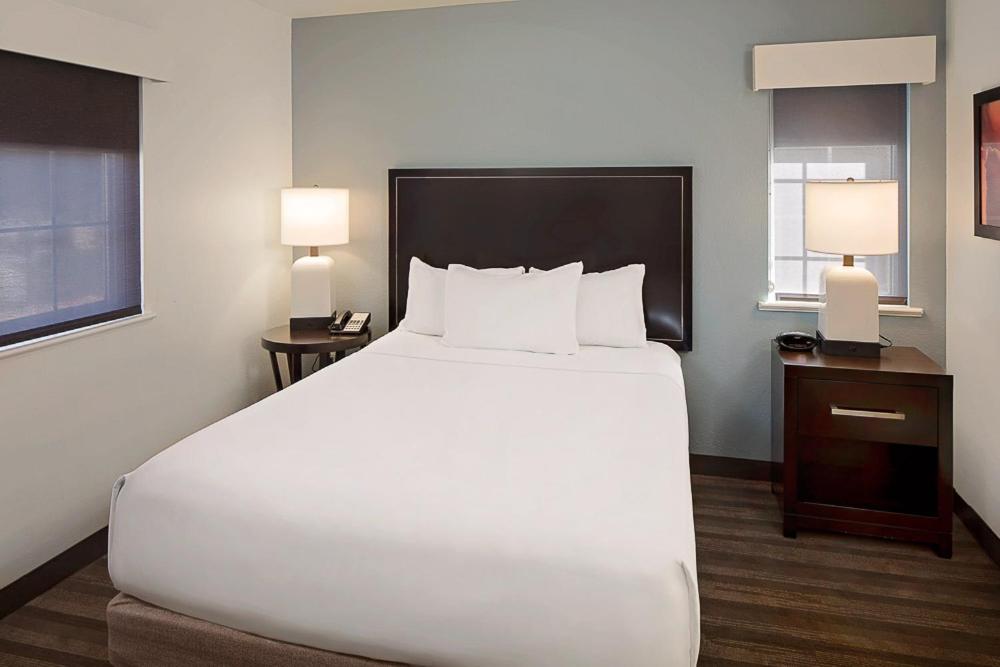 One-Bedroom Queen Suite with Accessible Tub - Disability Access - Photo 4