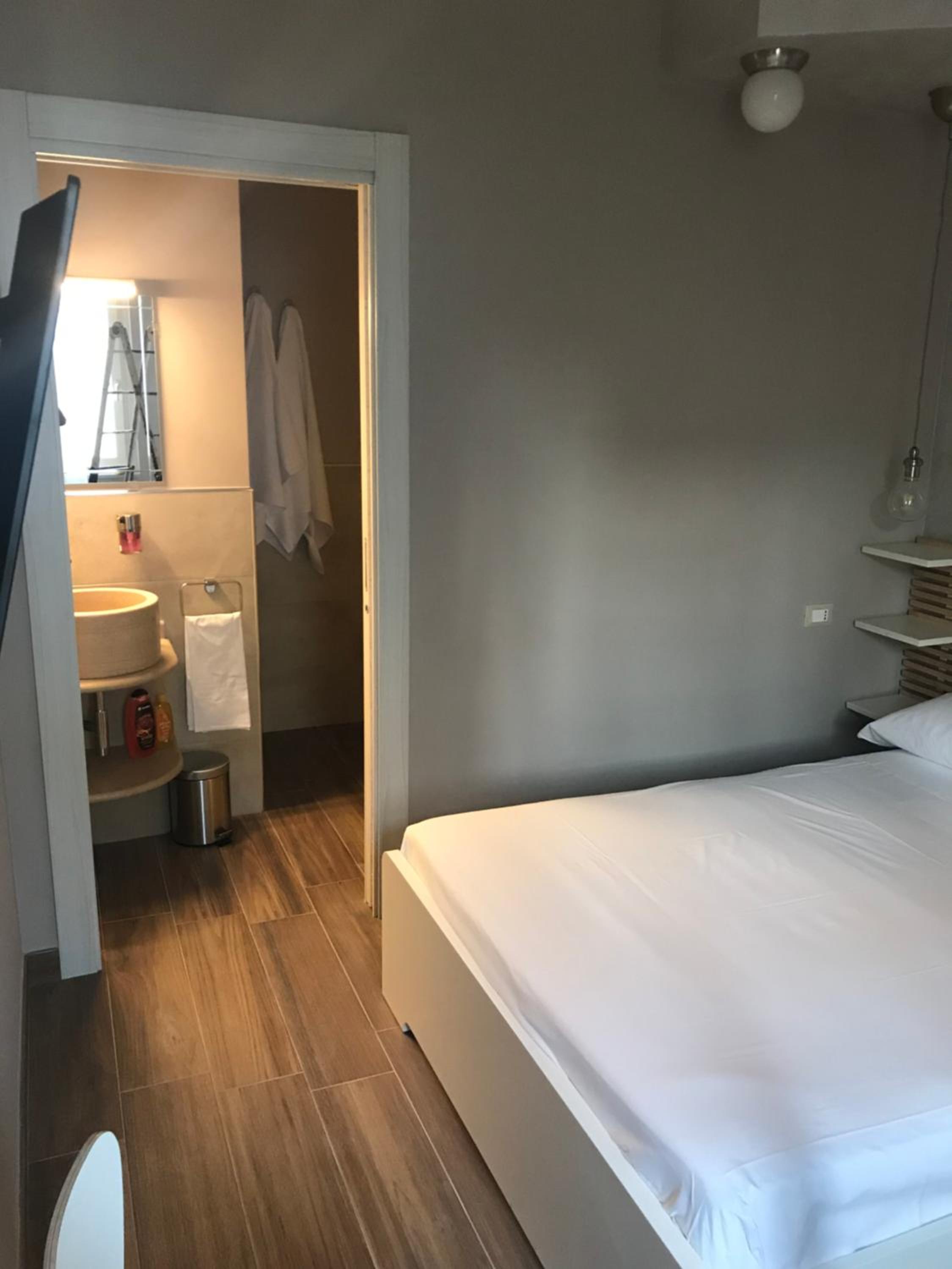 King Room with Balcony - Photo 7