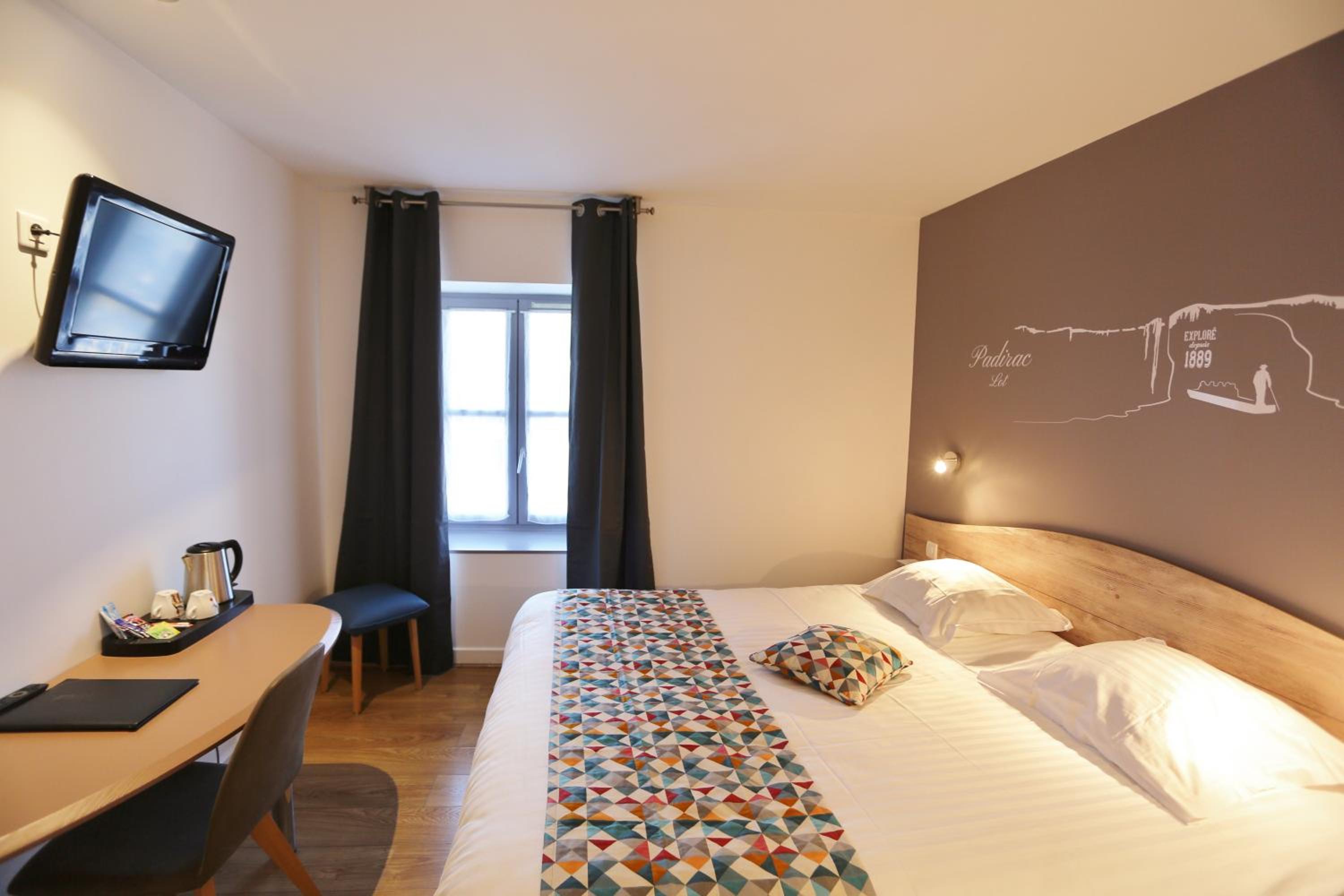 Queen Room with Queen Bed and River View - Photo 5