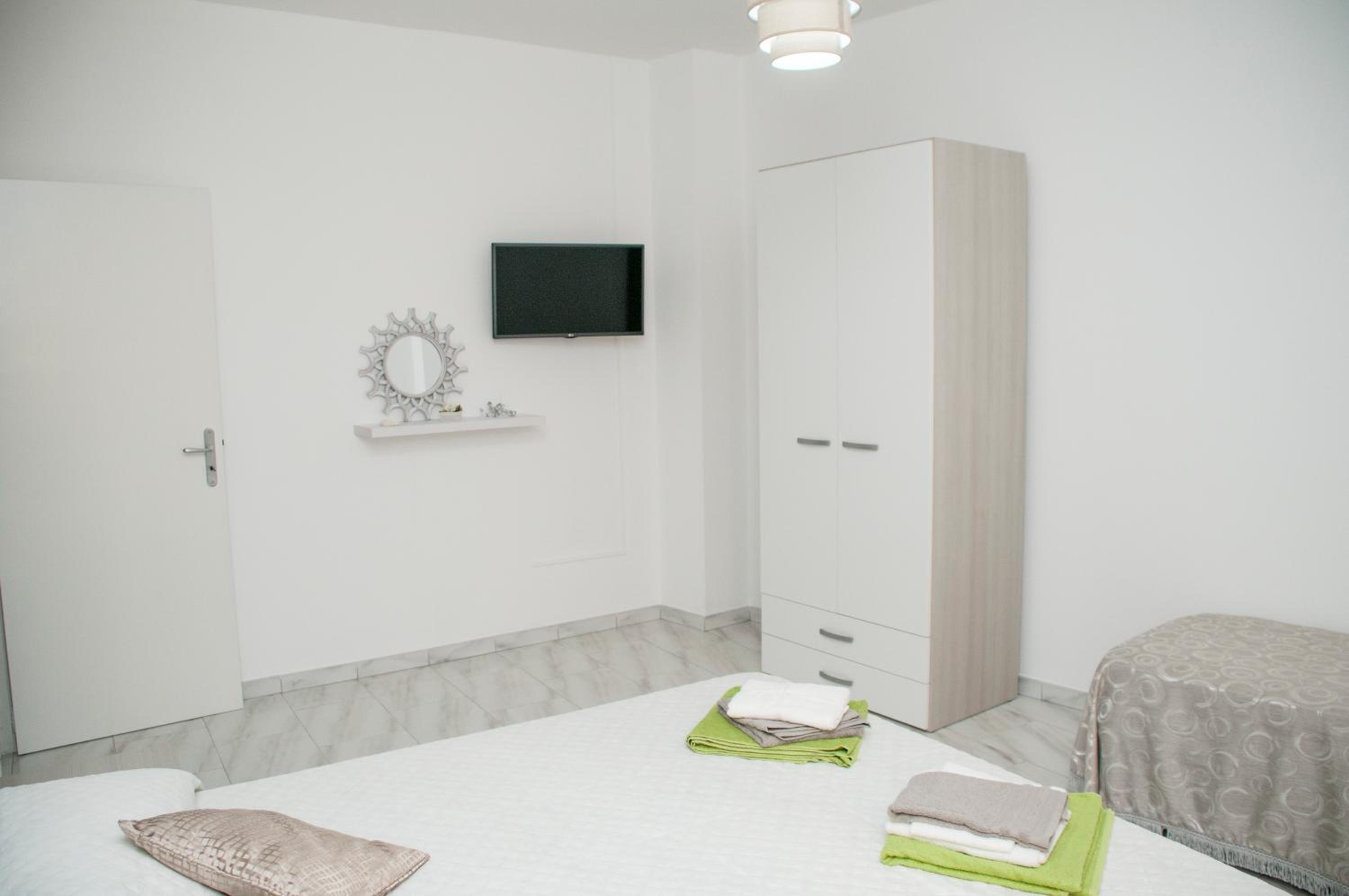 Triple Room with Private Bathroom - Photo 2