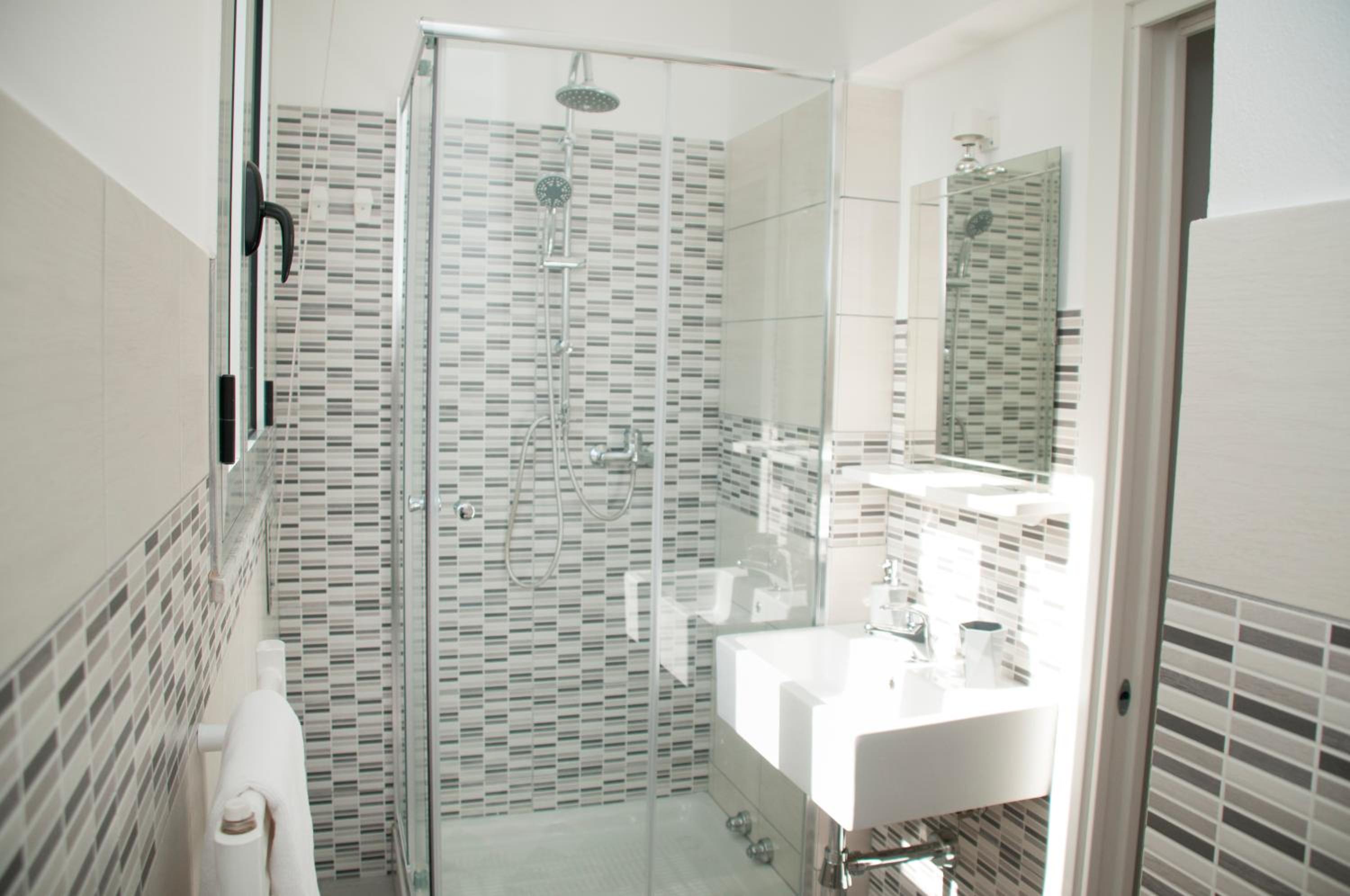Quadruple Room with Private Bathroom - Photo 14