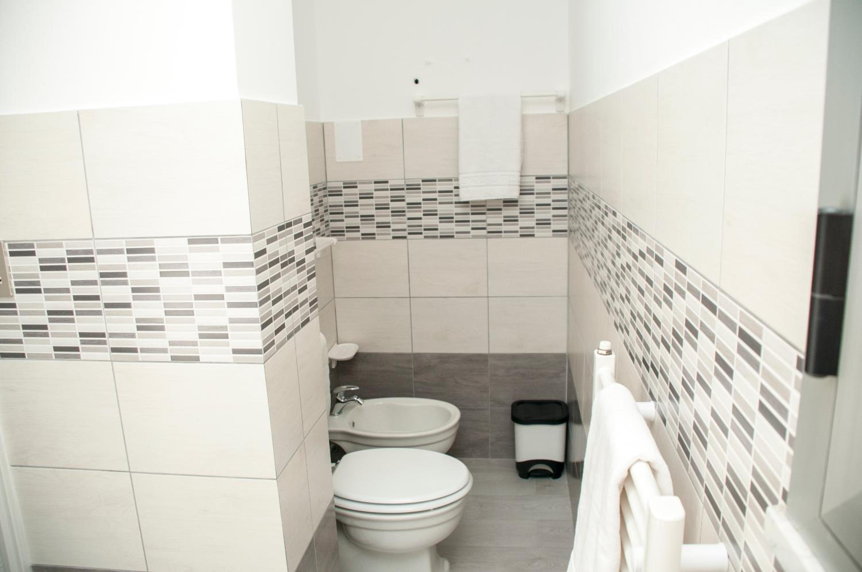 Quadruple Room with Private Bathroom - Photo 13