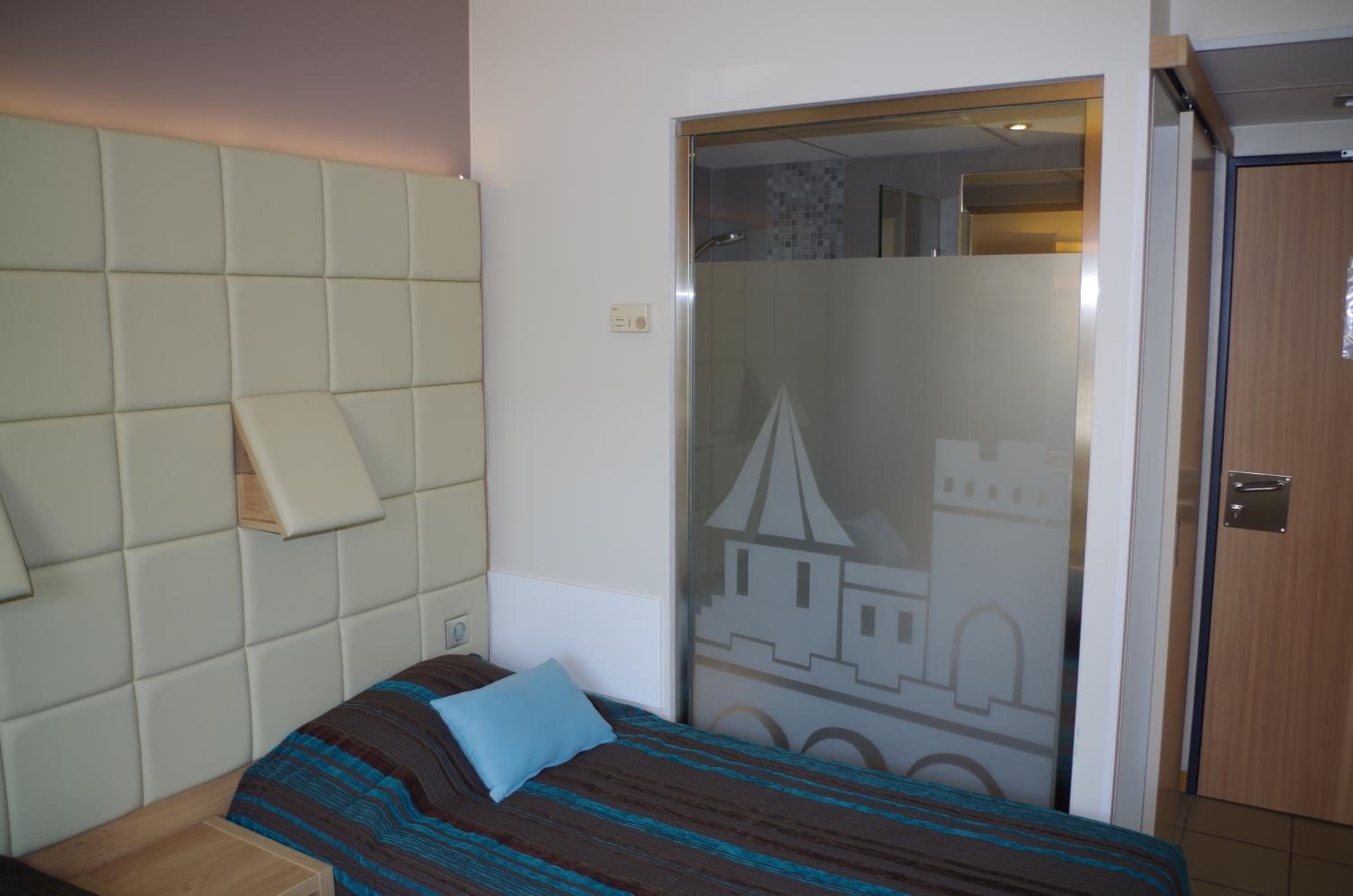 Standard Twin Room - Photo 2