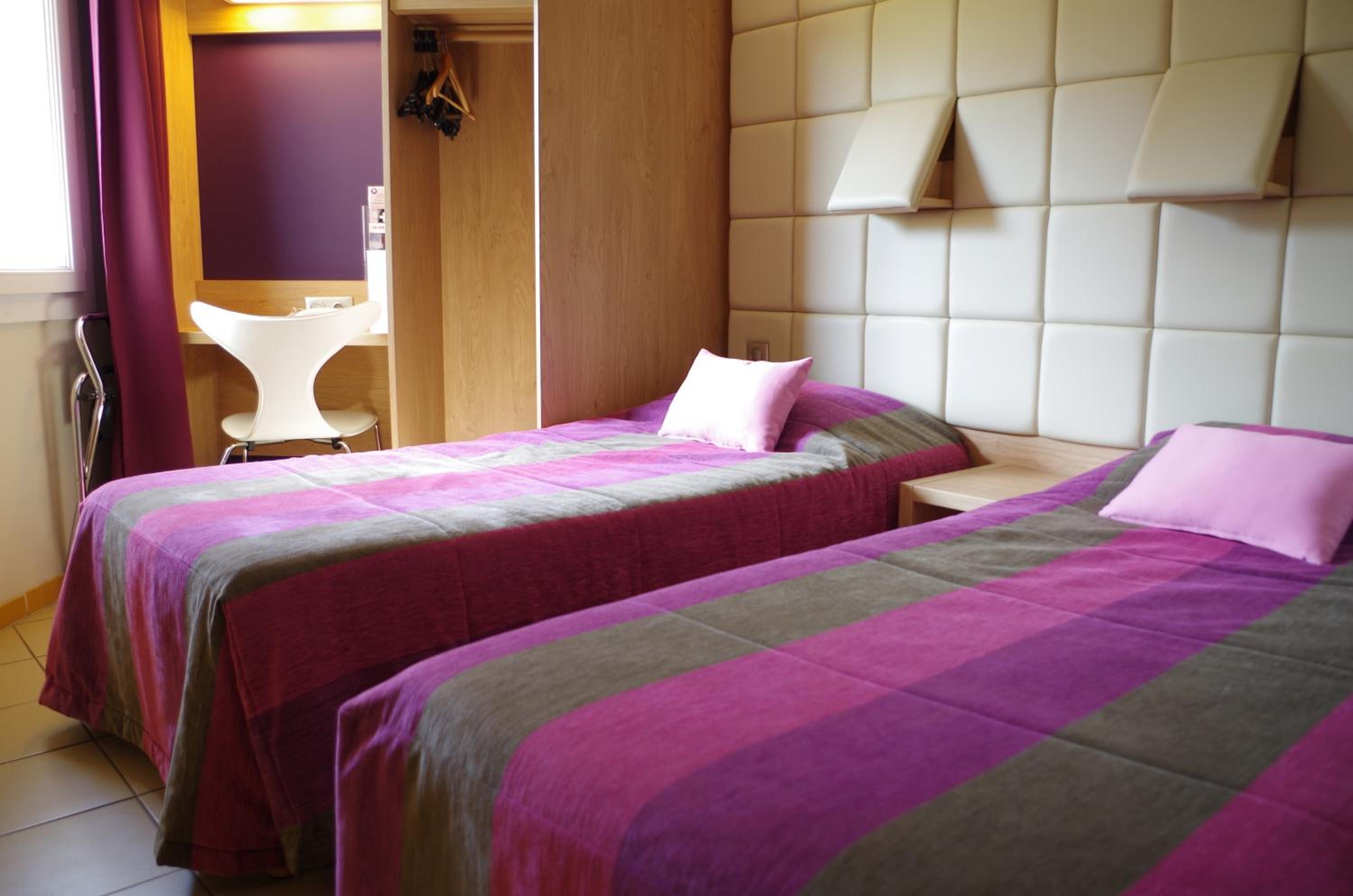 Twin Room with Medieval city view - Photo 6