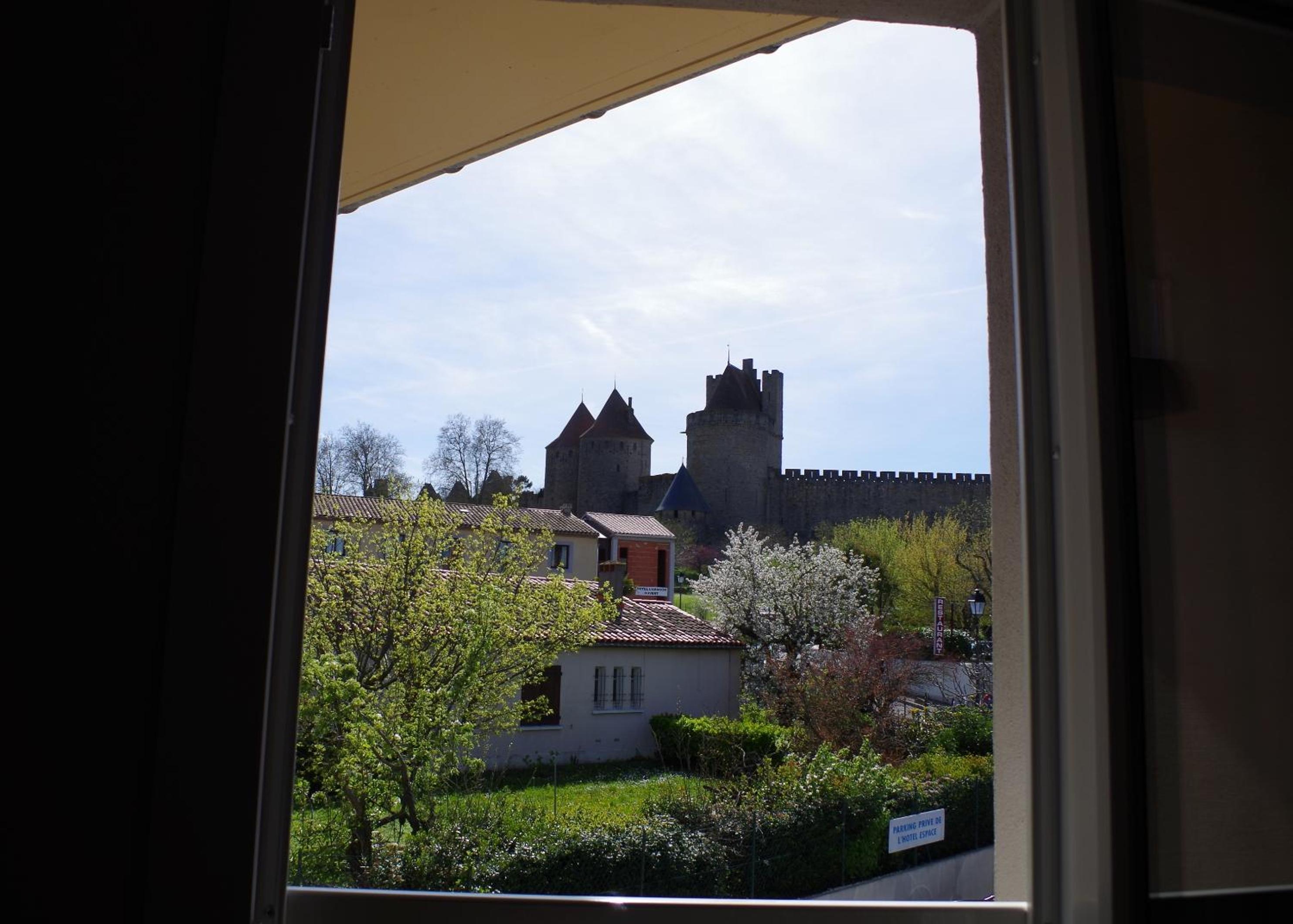 Twin Room with Medieval city view - Photo 8
