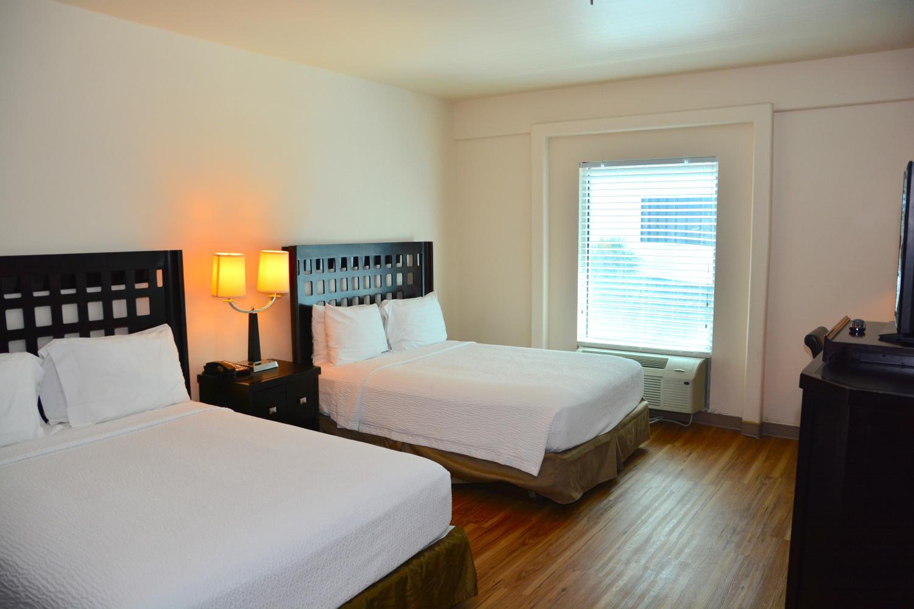 Queen Room with Two Queen Beds - Photo 2
