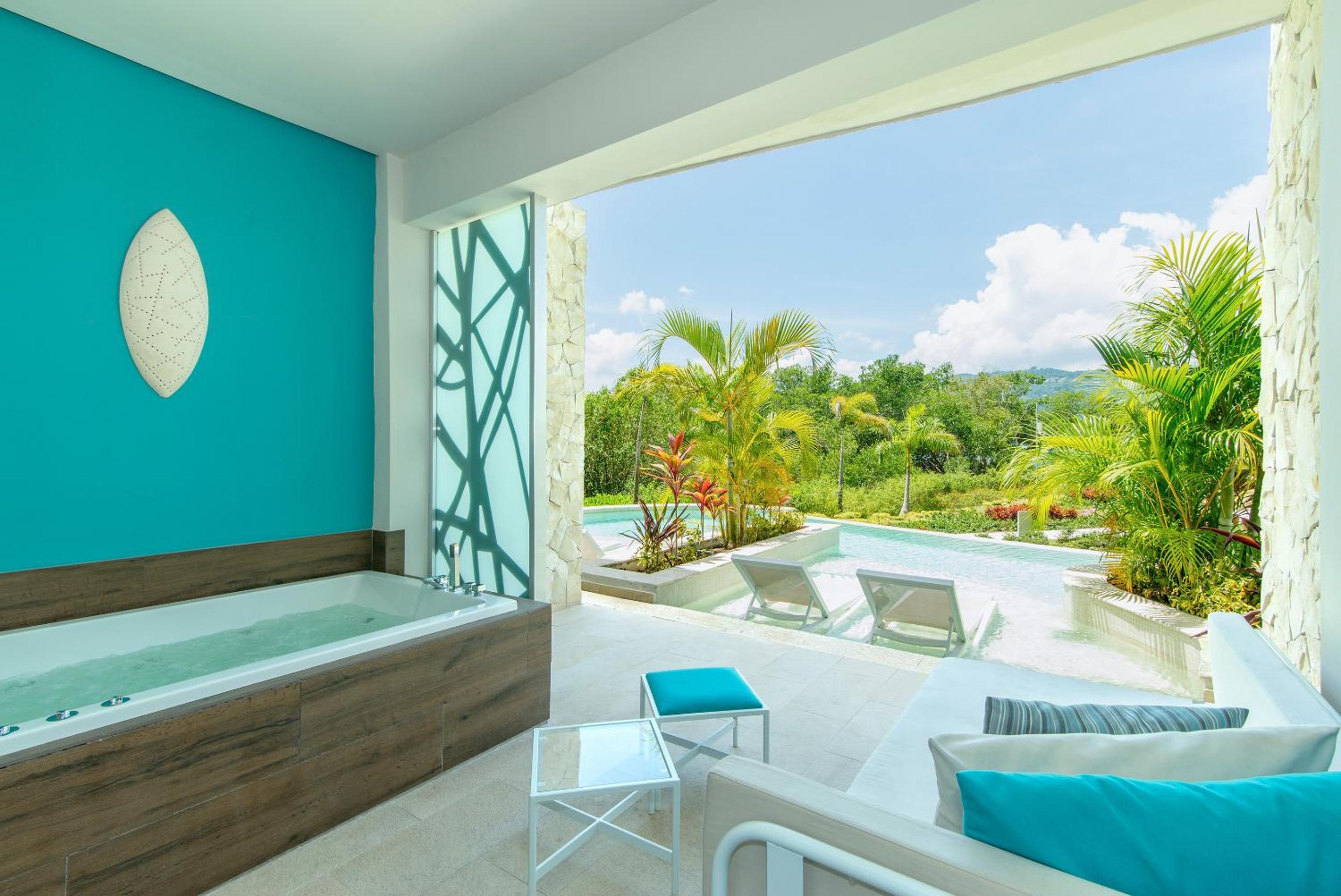 Xhale Club Junior Suite Swim Up Garden View king