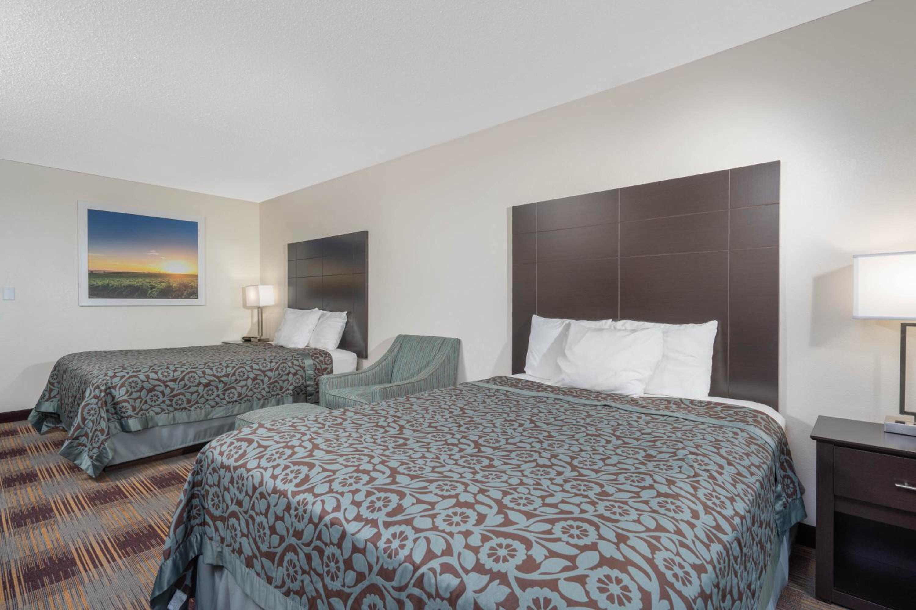 Queen Room with Two Queen Beds - Non-Smoking - Photo 1
