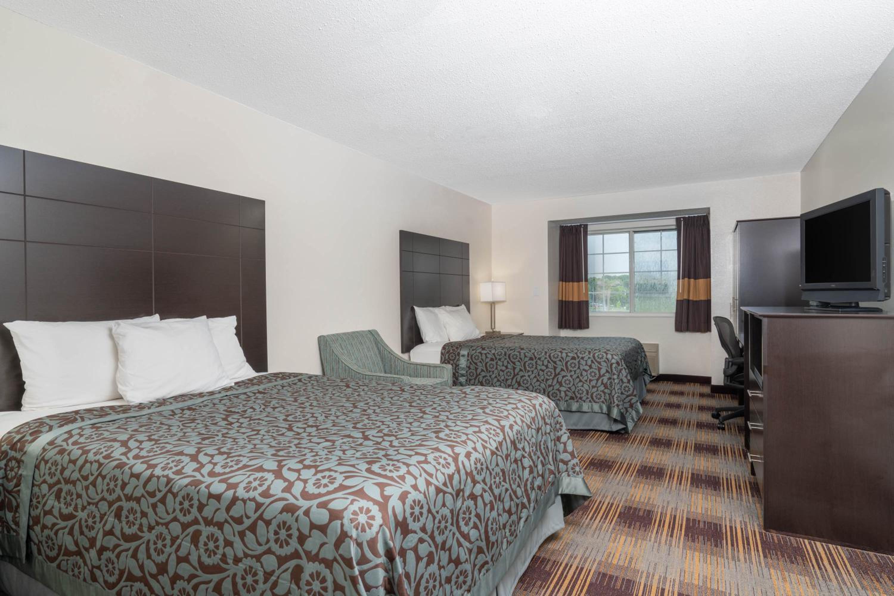 Queen Room with Two Queen Beds - Non-Smoking - Photo 6