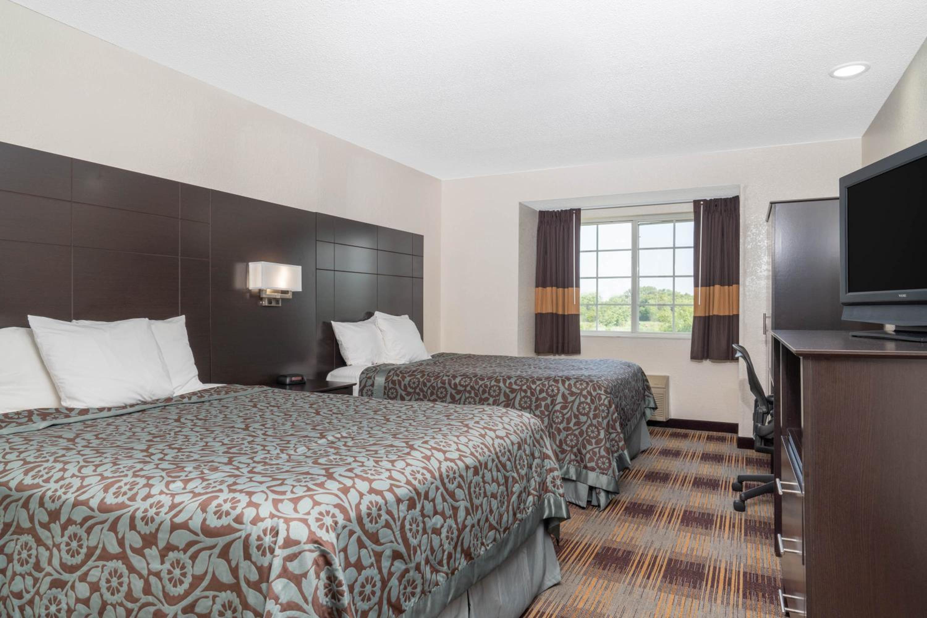 Queen Room with Two Queen Beds - Non-Smoking - Photo 2