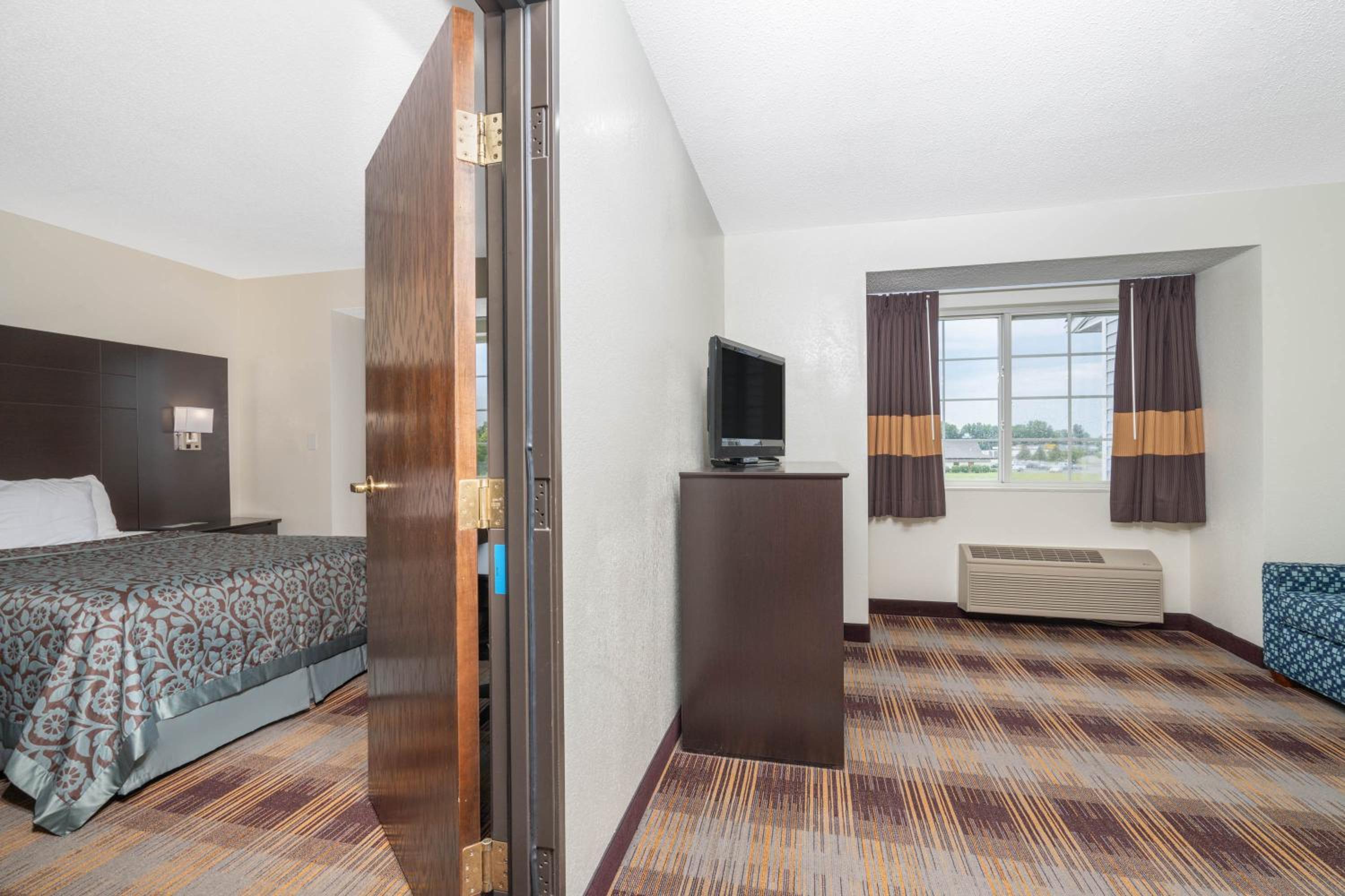 Queen Suite - Non-Smoking - Photo 2
