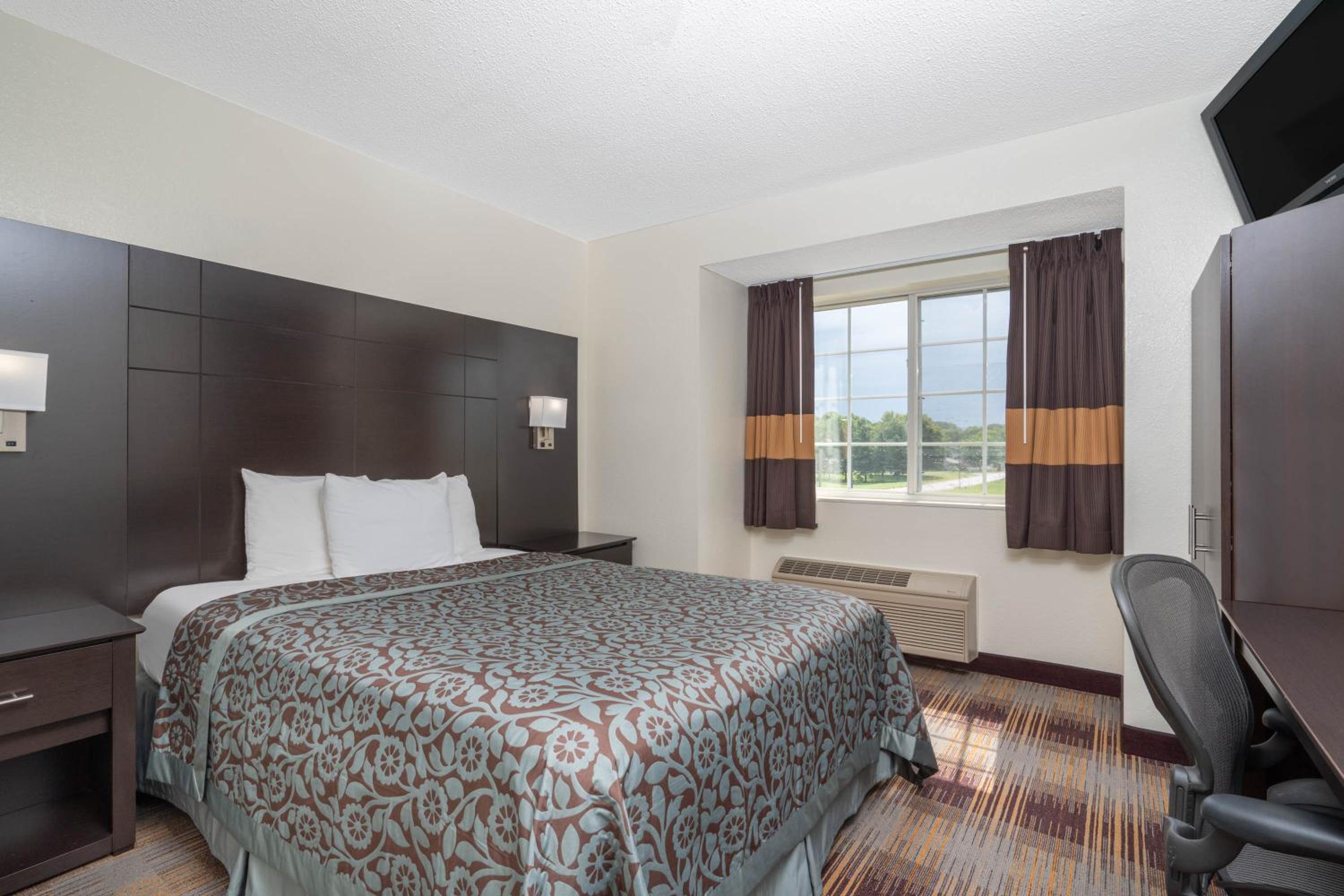 Queen Suite - Non-Smoking - Photo 1