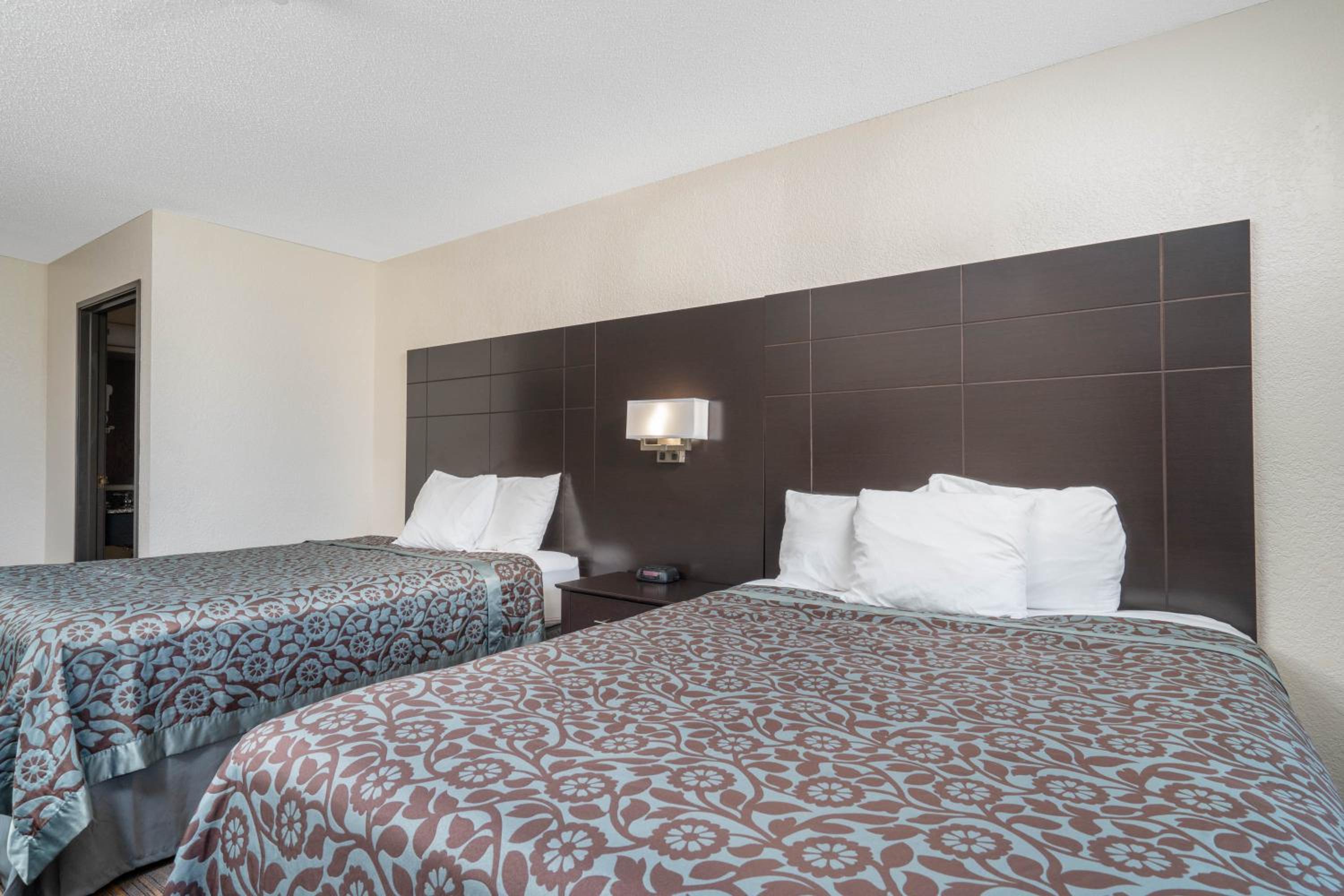 Queen Room with Two Queen Beds - Non-Smoking - Photo 4