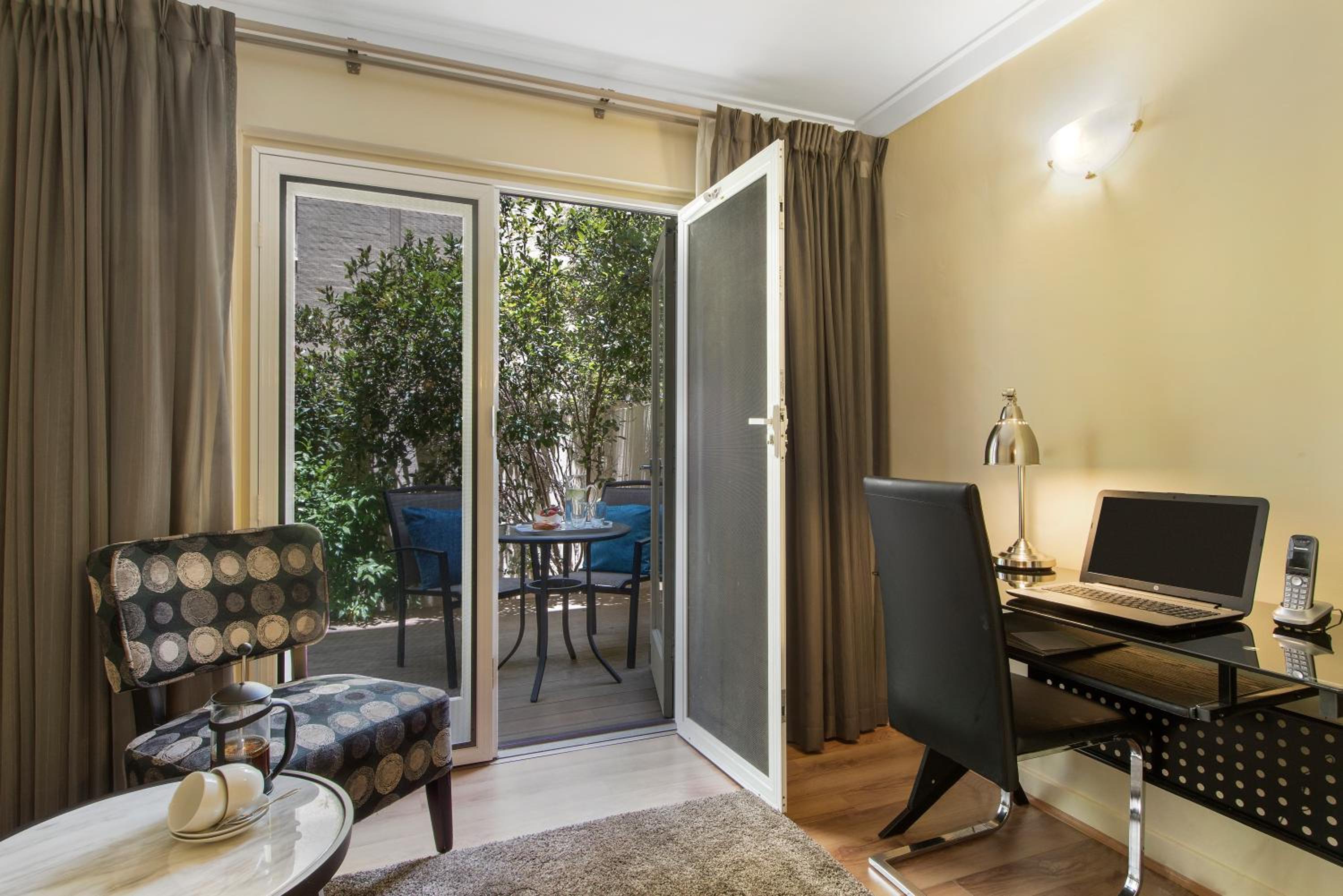 One-Bedroom Suite with Courtyard thumbnail 5