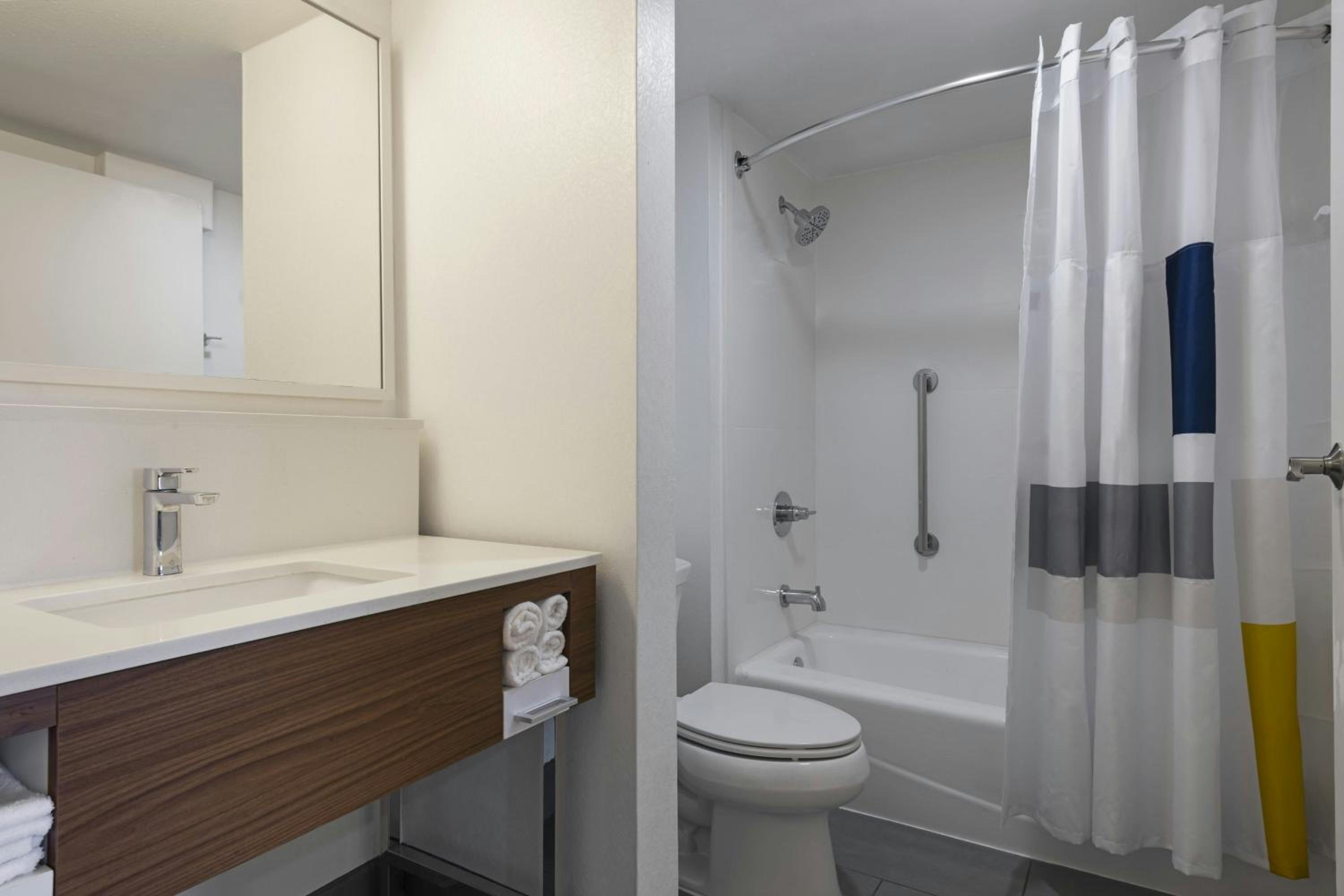 Large Queen Room with Two Queen Beds and Adapted Tub - Mobility and Hearing Accessible