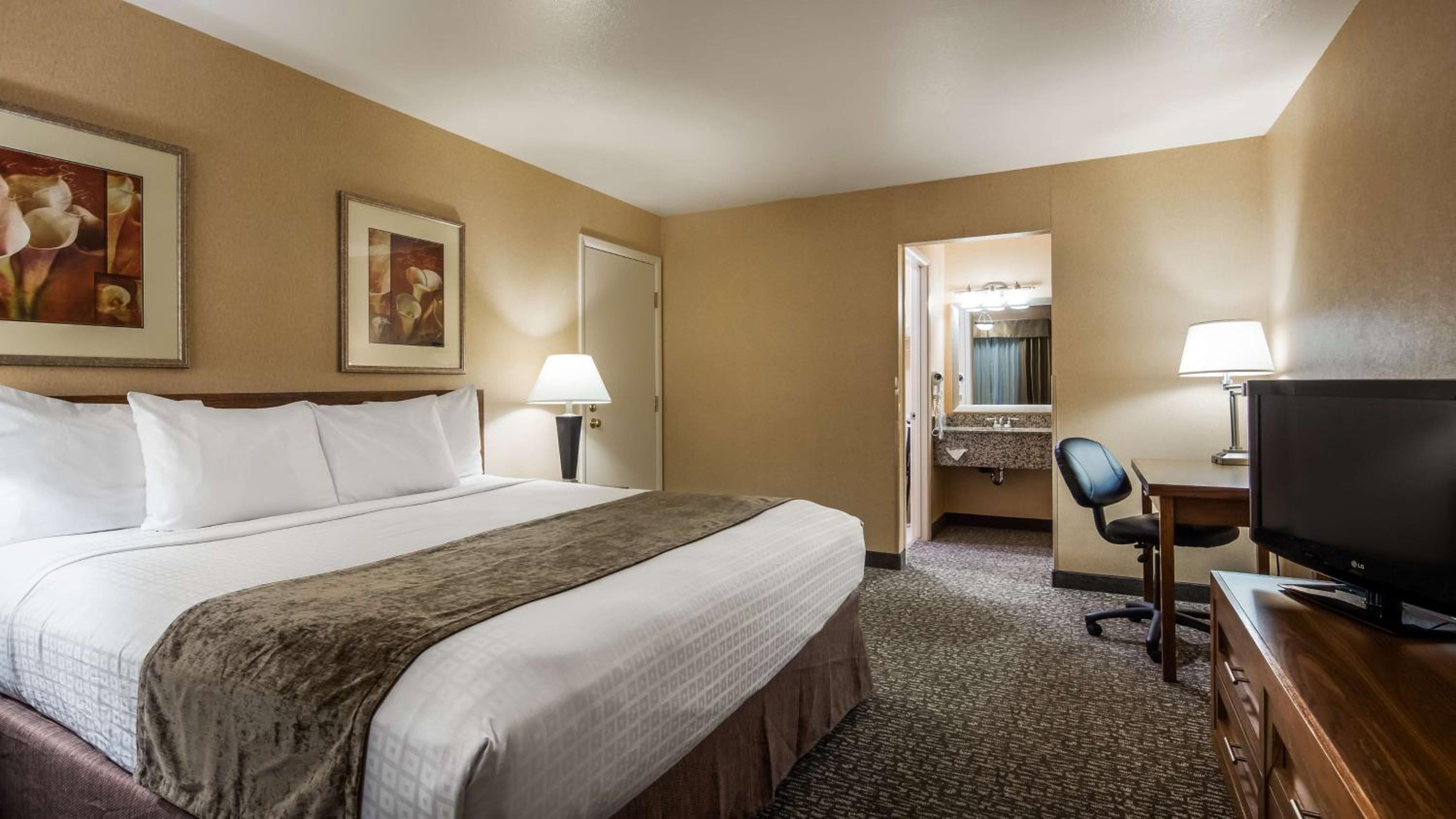 King Suite with Sofa Bed, Spa Bath and Wet Bar - Non-Smoking - Photo 3