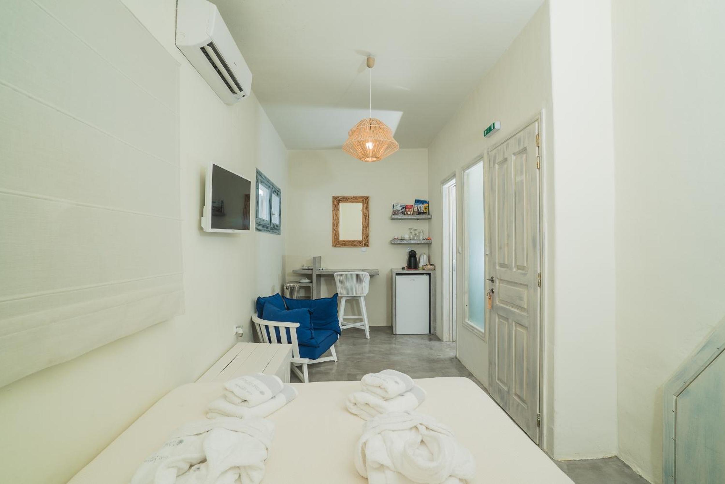 Studio with Outdoor Hot Tub and Caldera View - Photo 12