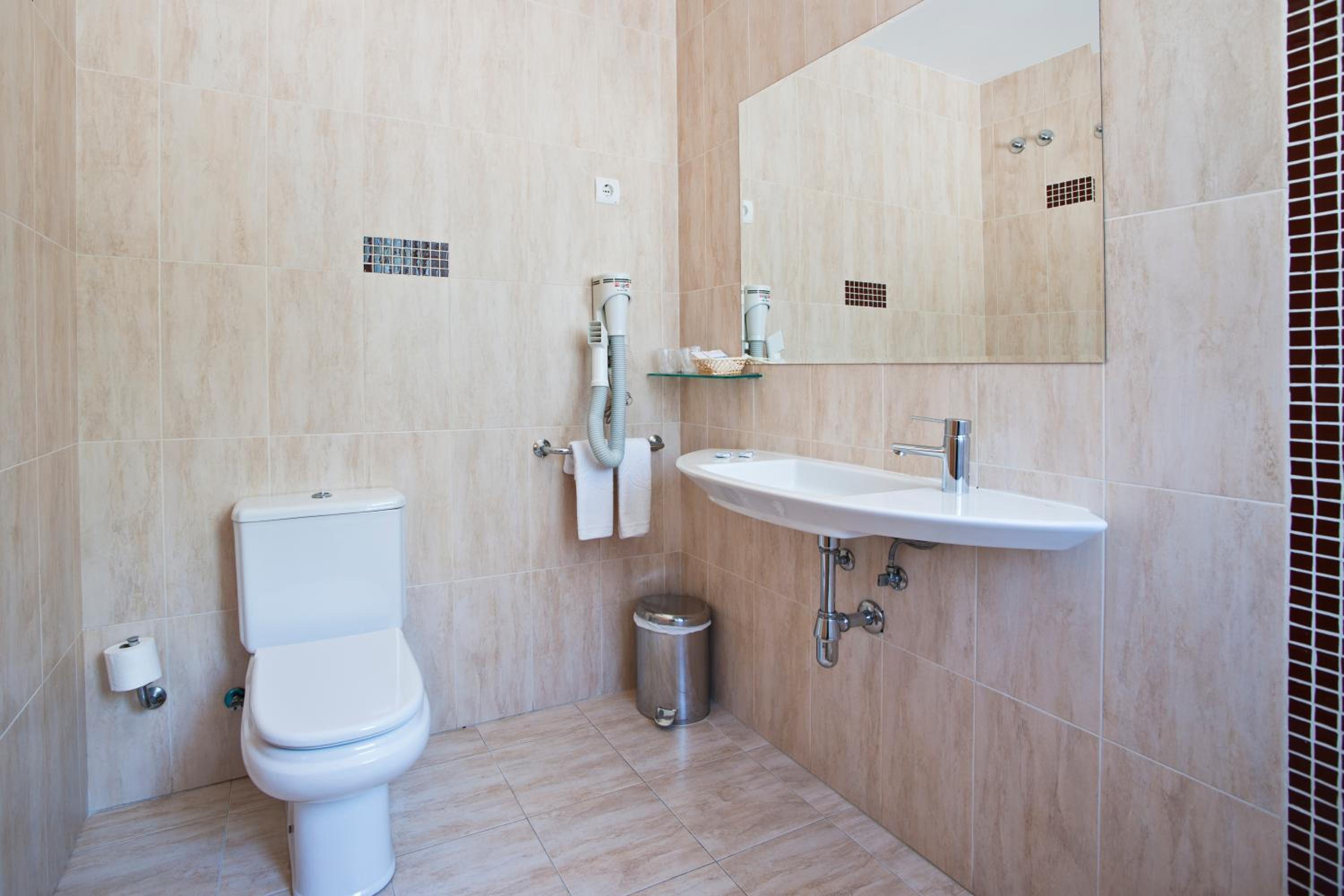 Double Room - Photo 5