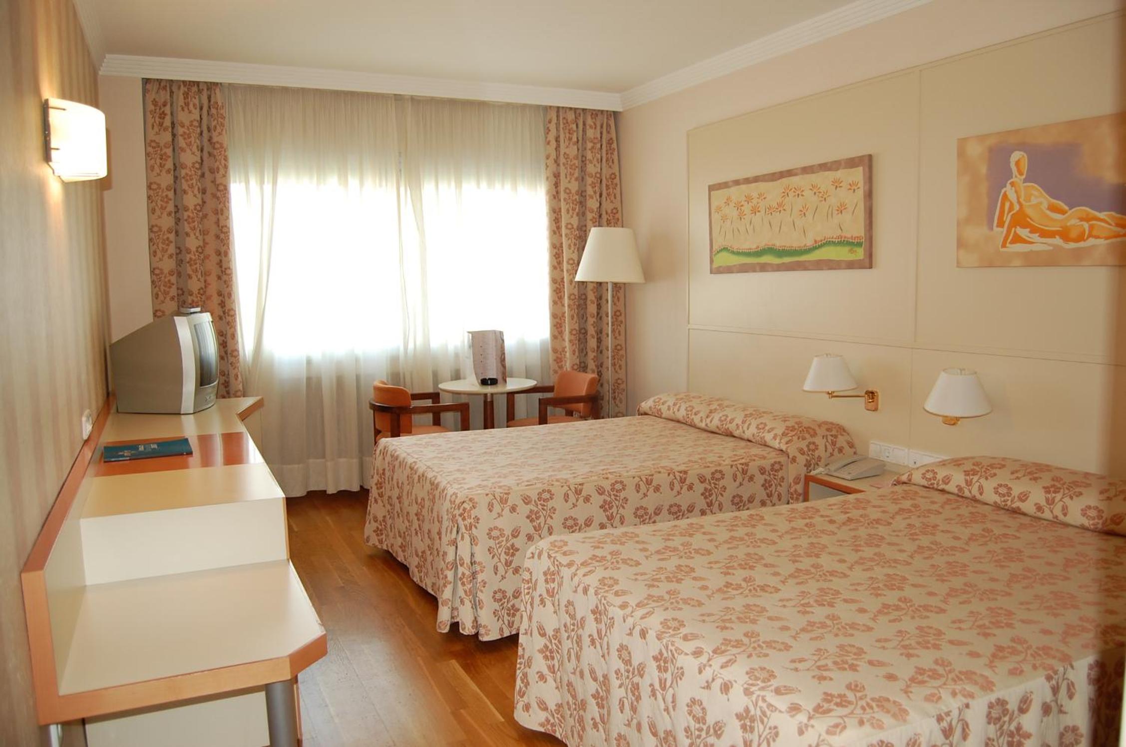 Family Room (2 Adults + 2 Children) - Photo 2
