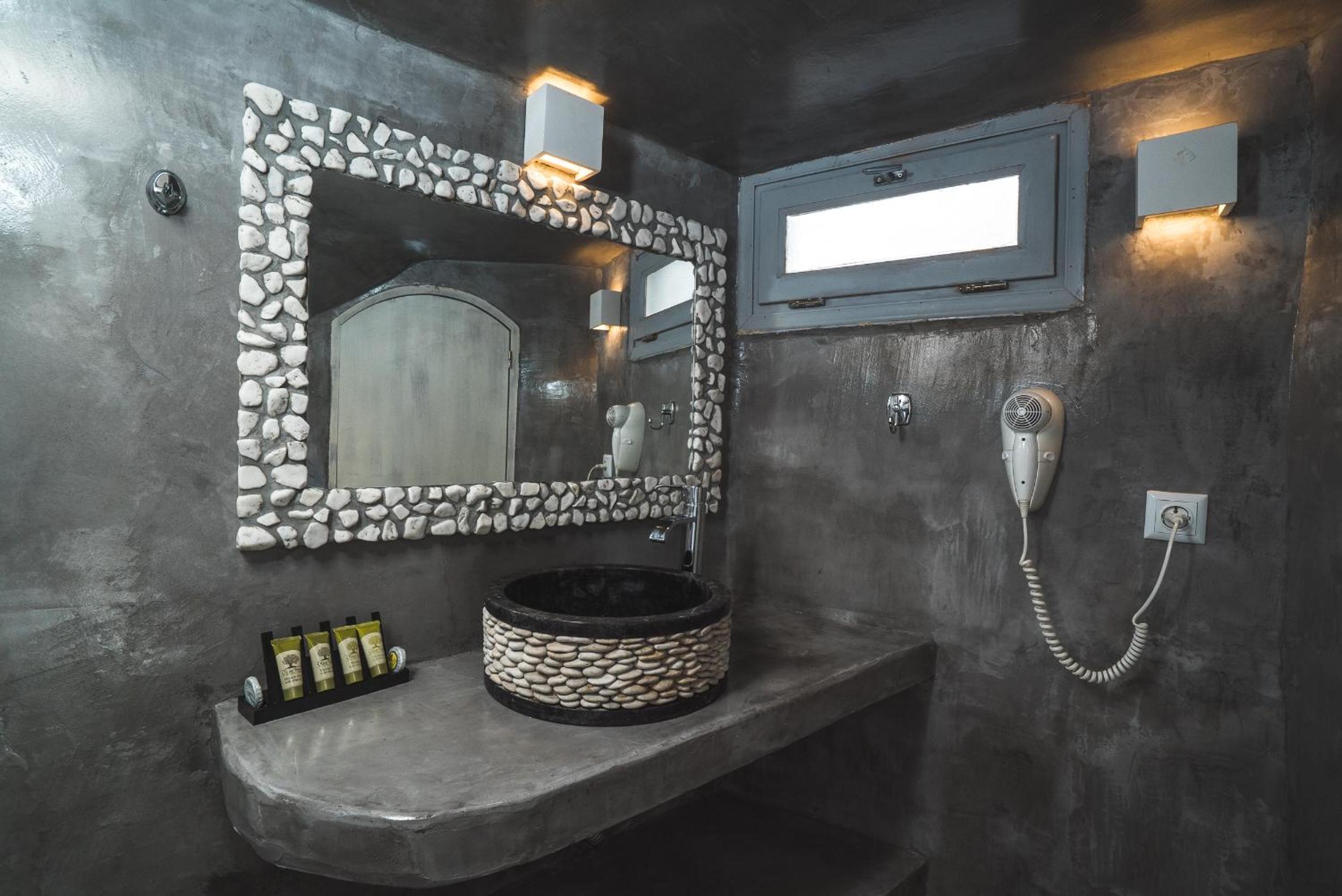 One Bedroom Cave House with Outdoor Hot Tub and Caldera View - Photo 12