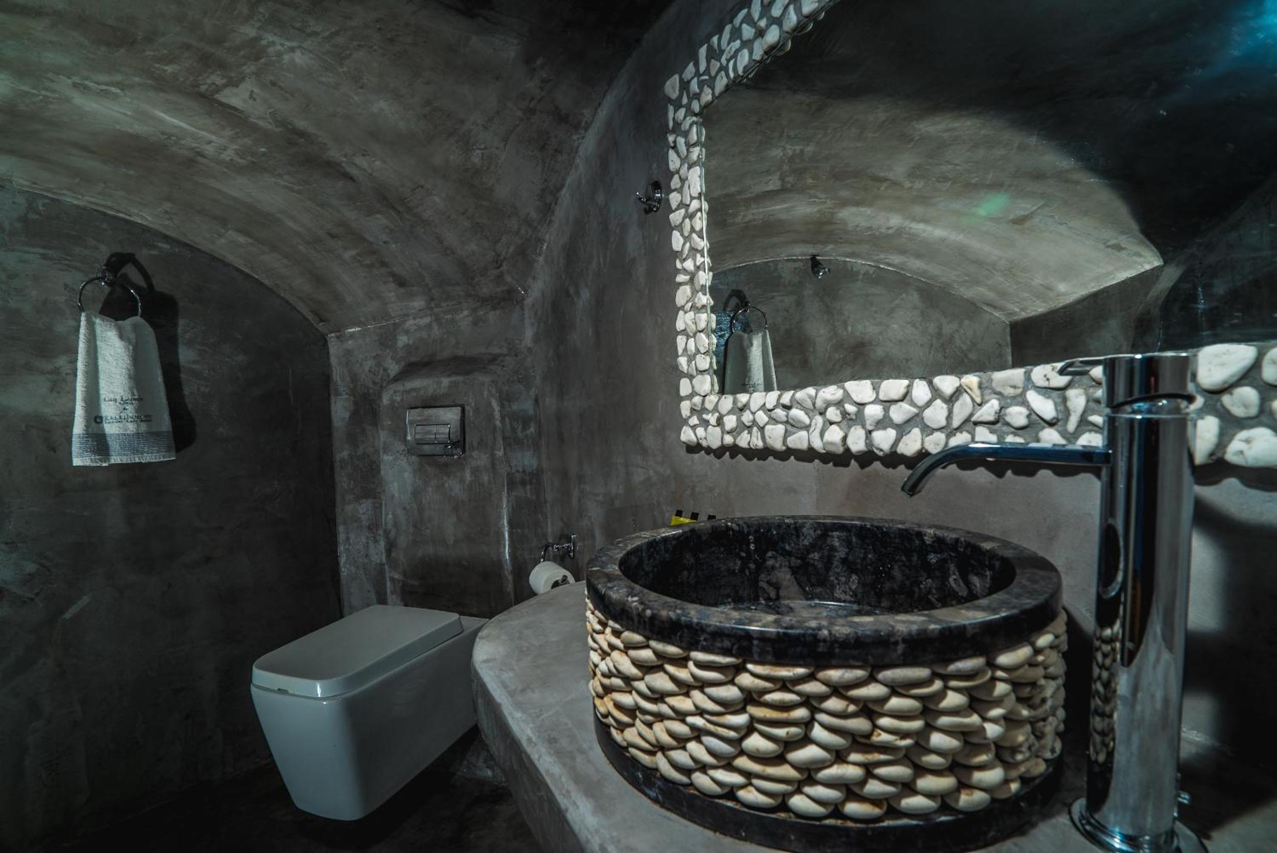 One Bedroom Cave House with Outdoor Hot Tub and Caldera View - Photo 7