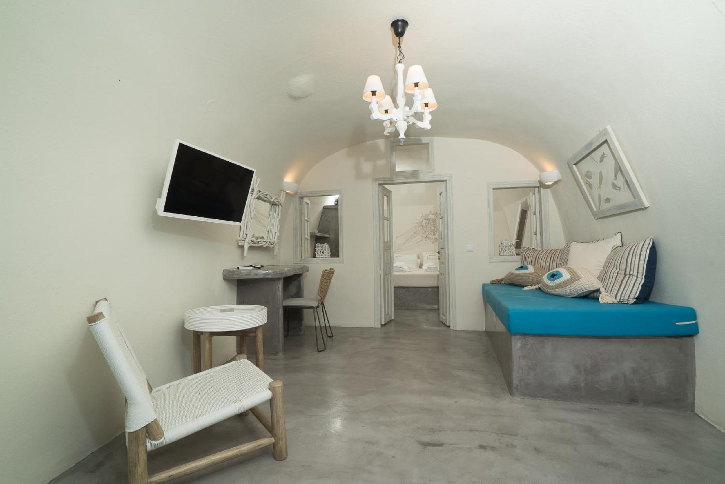 One Bedroom Cave House with Outdoor Hot Tub and Caldera View - Photo 10