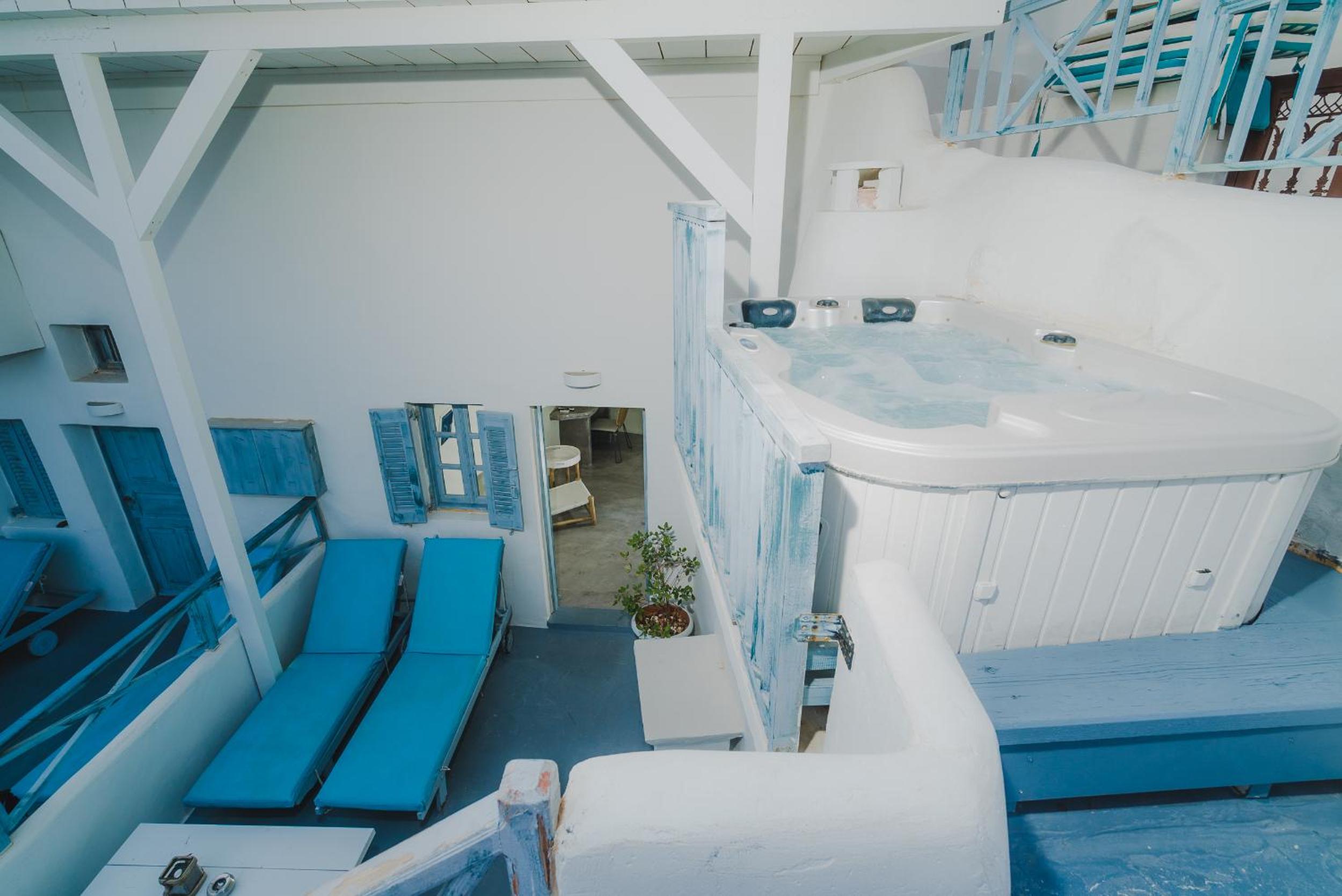 One Bedroom Cave House with Outdoor Hot Tub and Caldera View - Photo 9