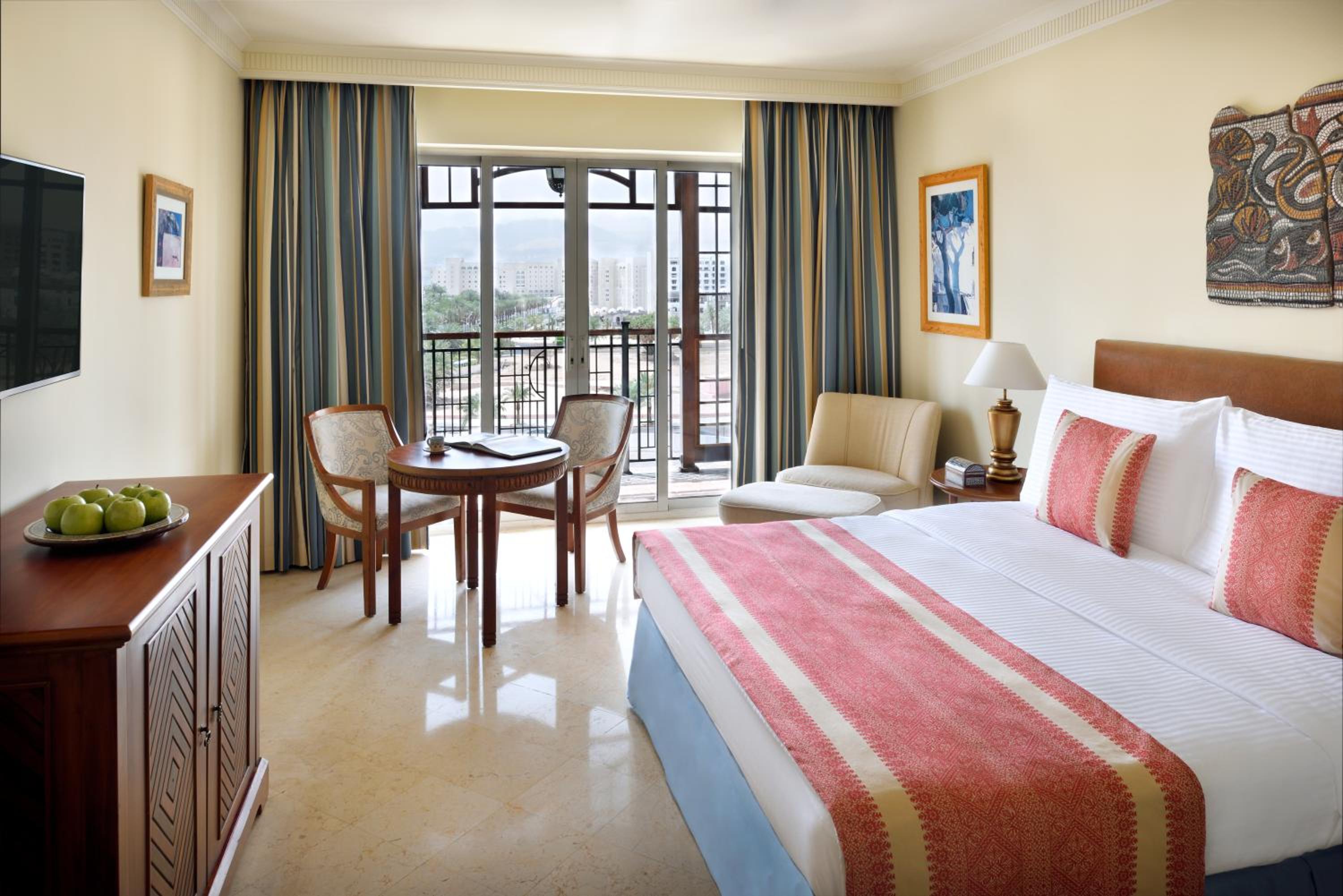 Deluxe King Room with Sea View - Photo 3
