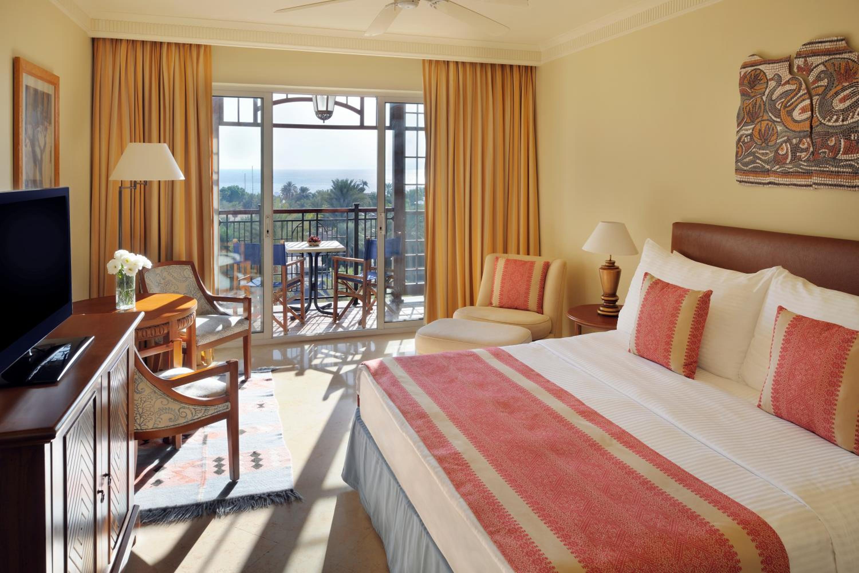 Deluxe King Room with Sea View - Photo 4