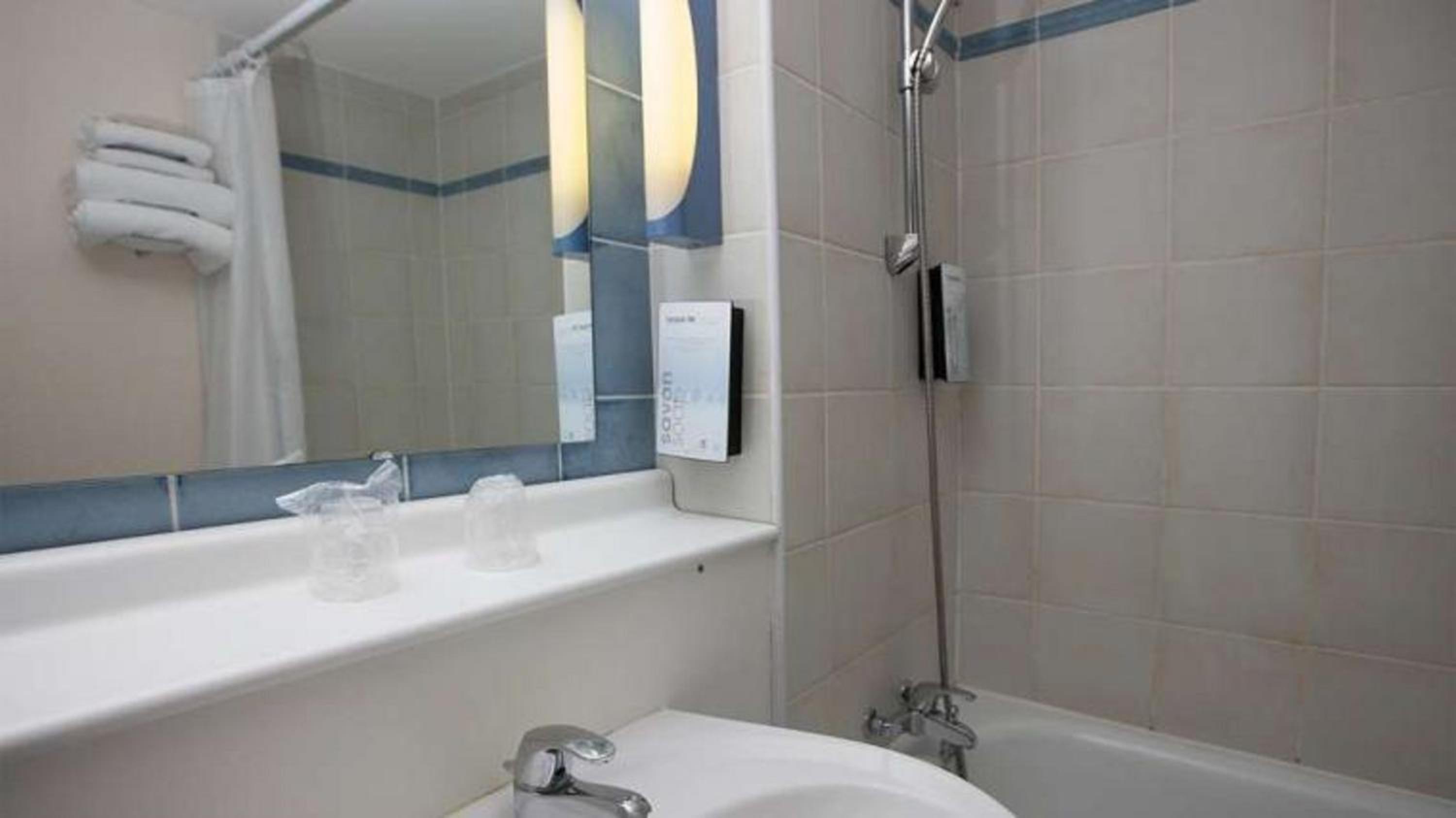 Twin Room - Photo 3