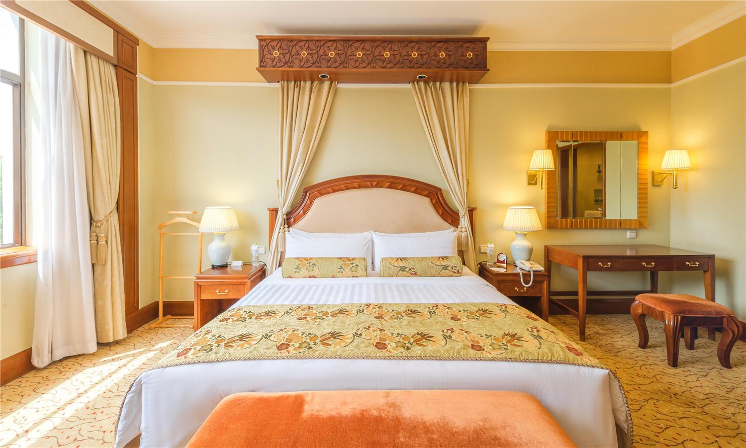 Executive Suite - Photo 3
